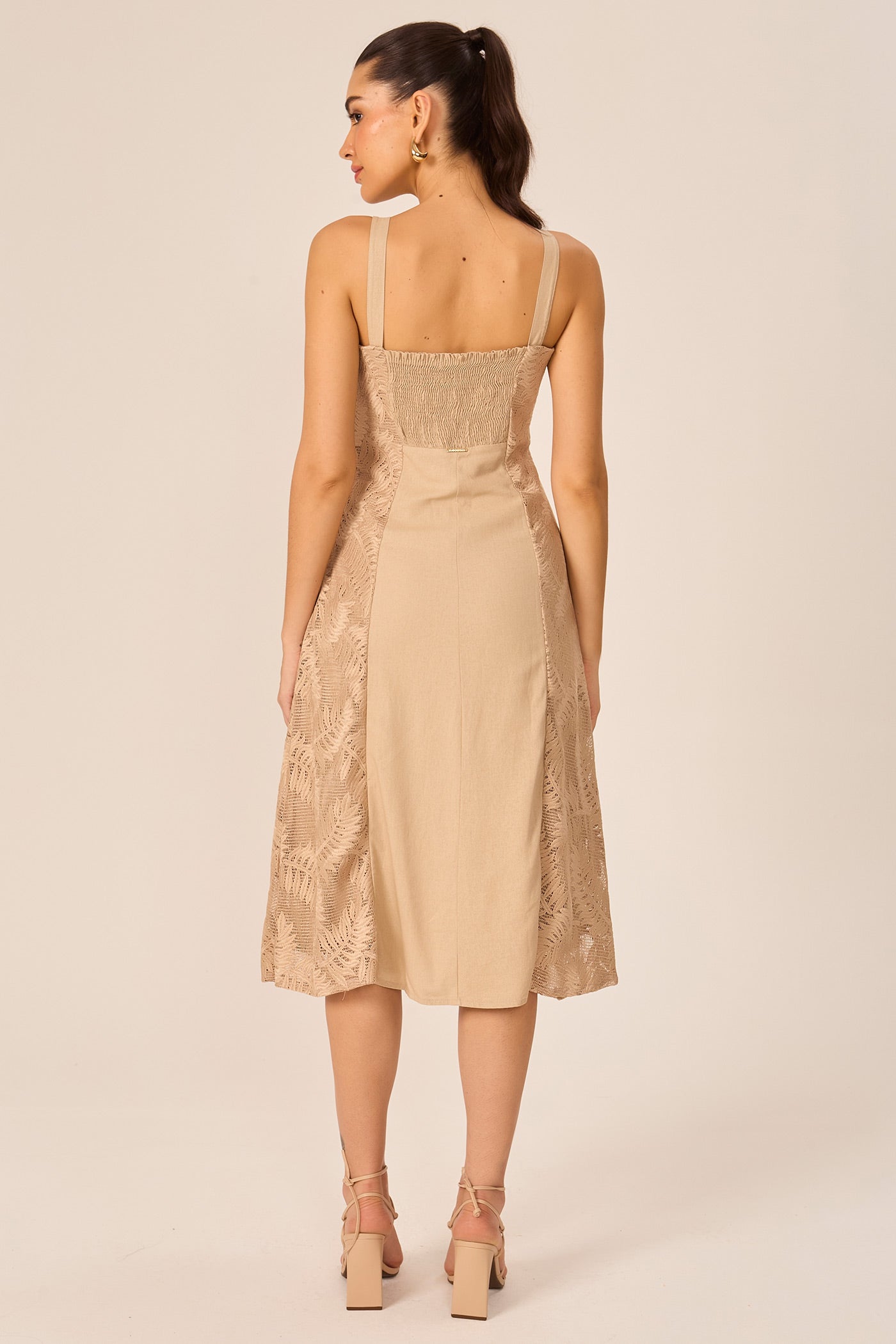 Vestido midi com tela bordada bege Fato Básico