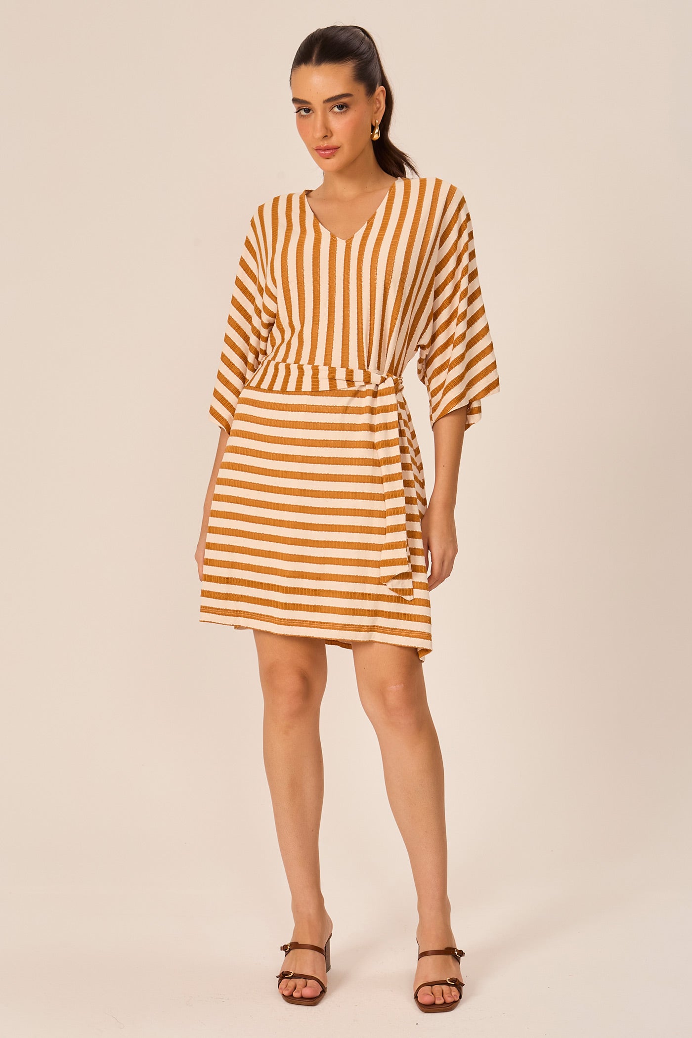 Vestido manga ampla com amarração caramelo Fato Básico