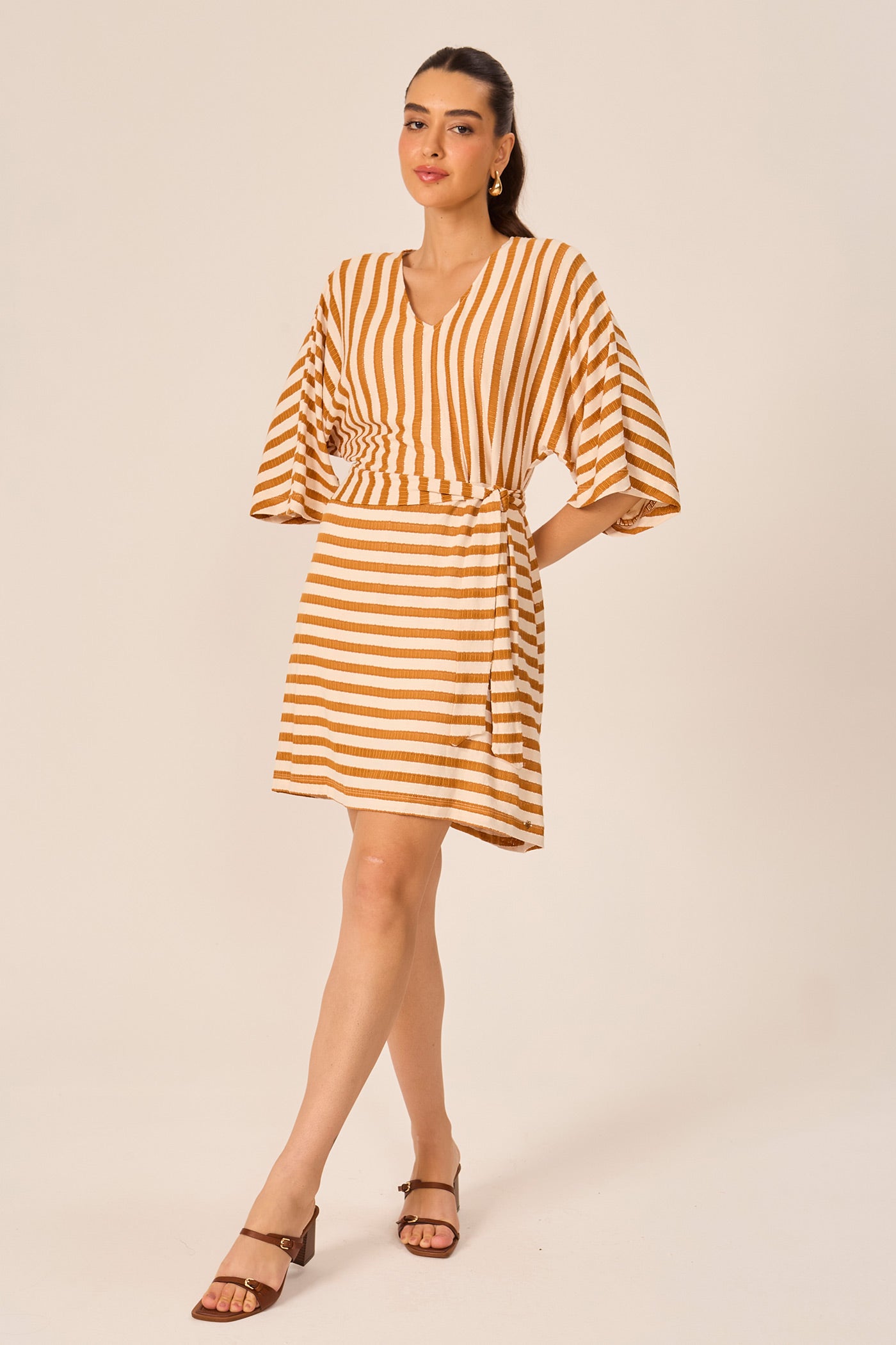Vestido manga ampla com amarração caramelo Fato Básico