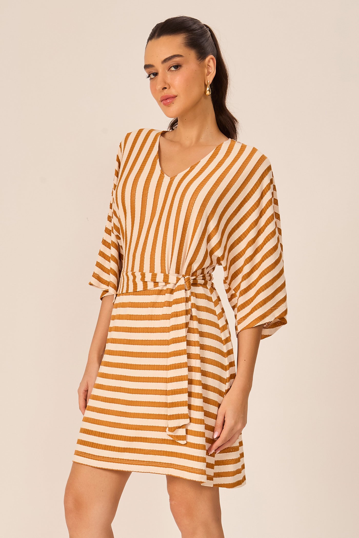 Vestido manga ampla com amarração caramelo Fato Básico