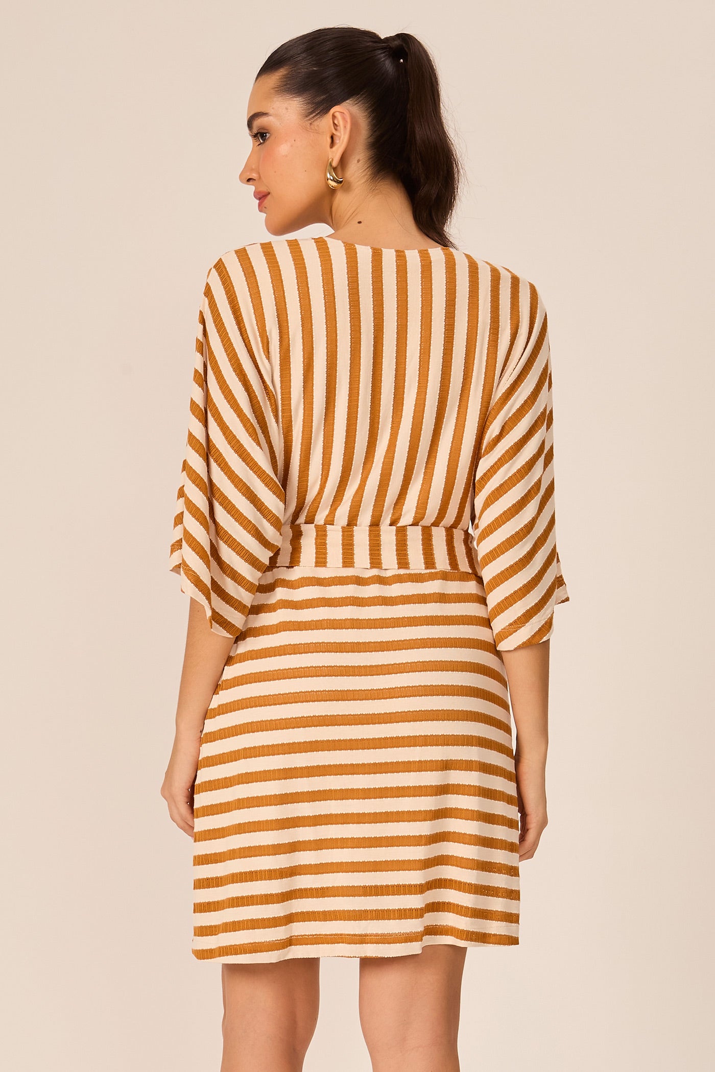 Vestido manga ampla com amarração caramelo Fato Básico