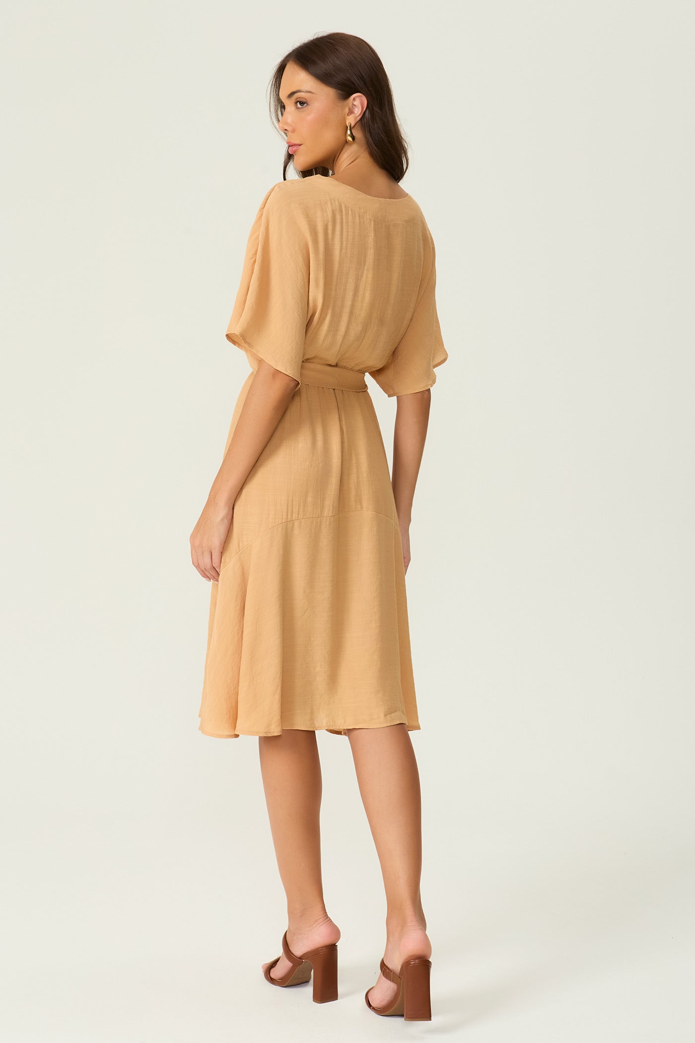 Vestido mídi decote v bege Fato Básico