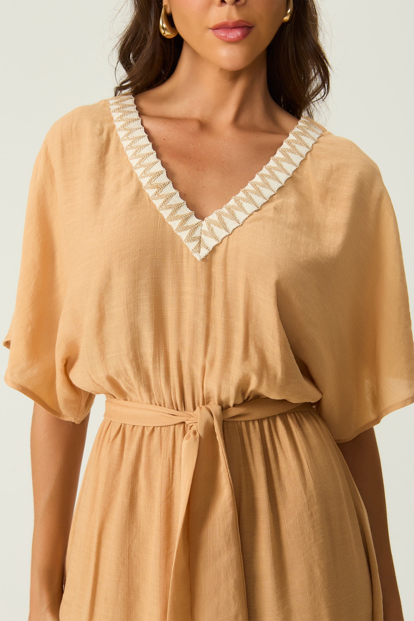 Vestido mídi decote v bege Fato Básico