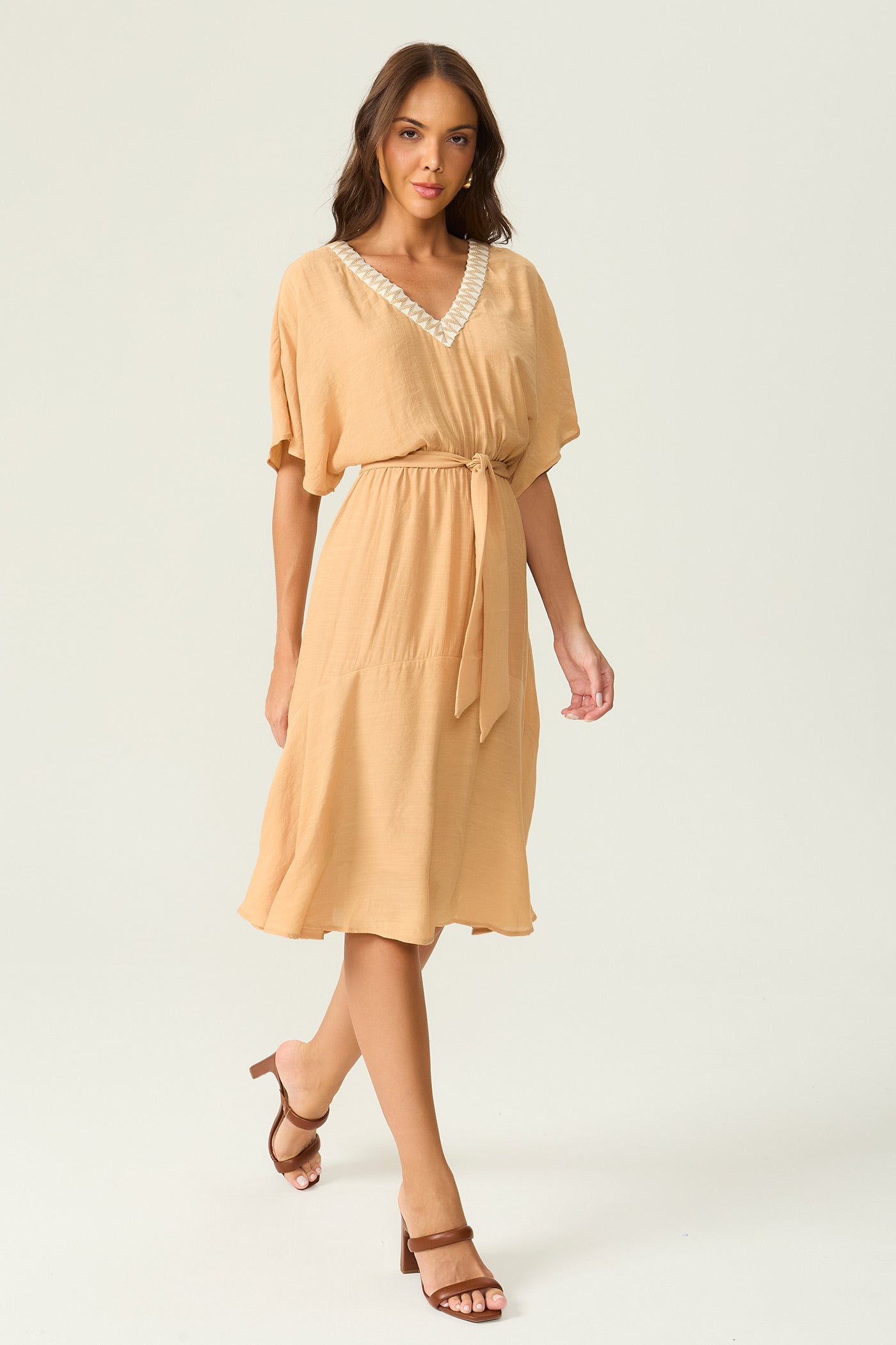 Vestido mídi decote v bege Fato Básico