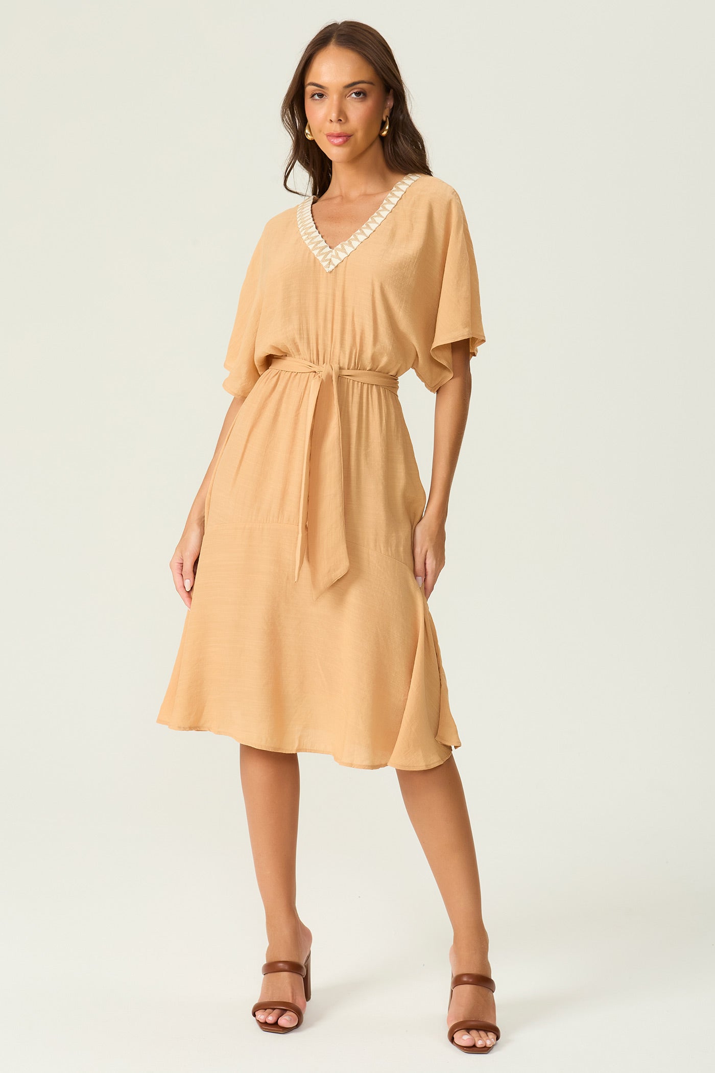 Vestido mídi decote v bege Fato Básico