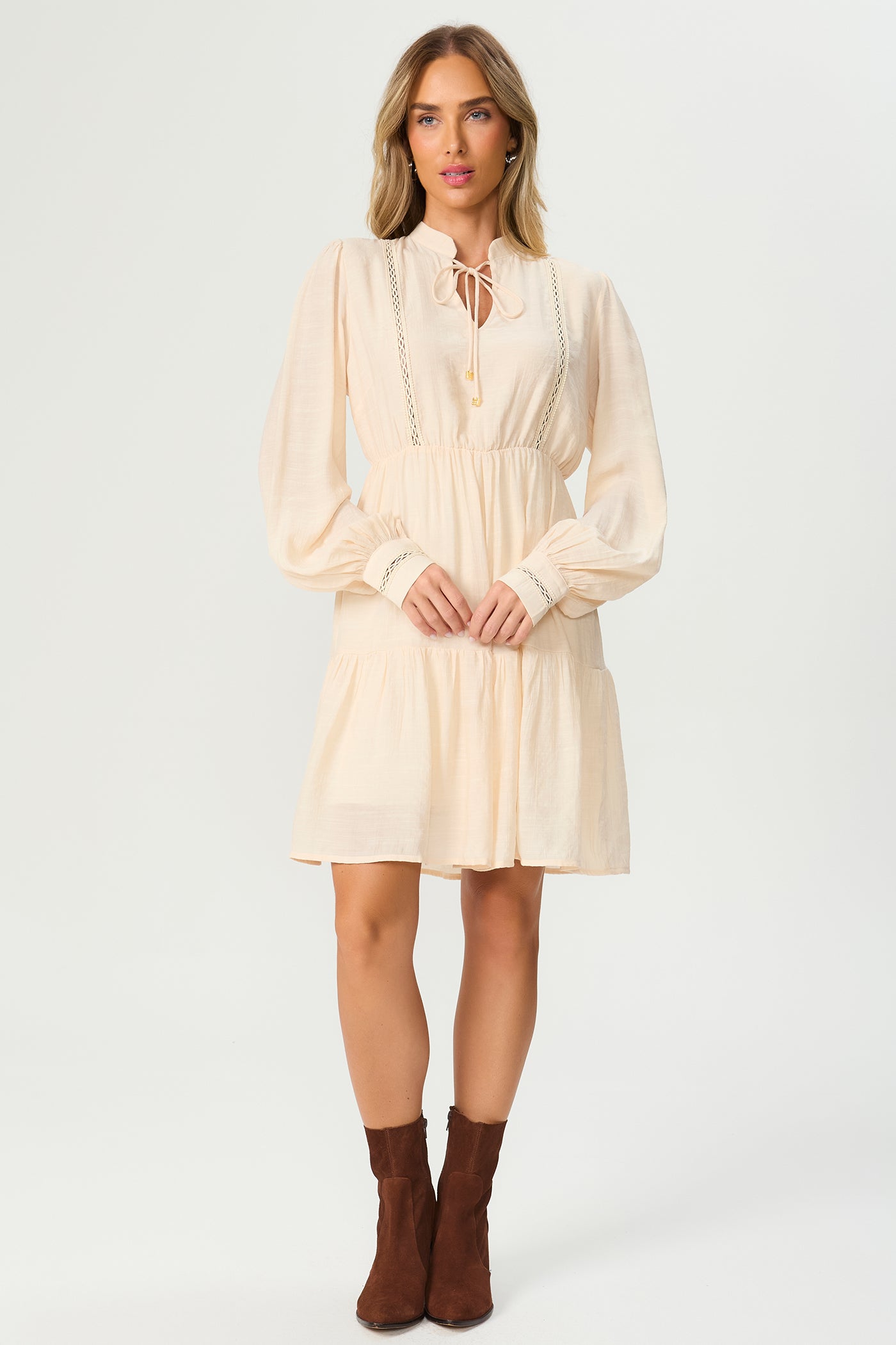 Vestido curto manga longa baunilha Fato Básico