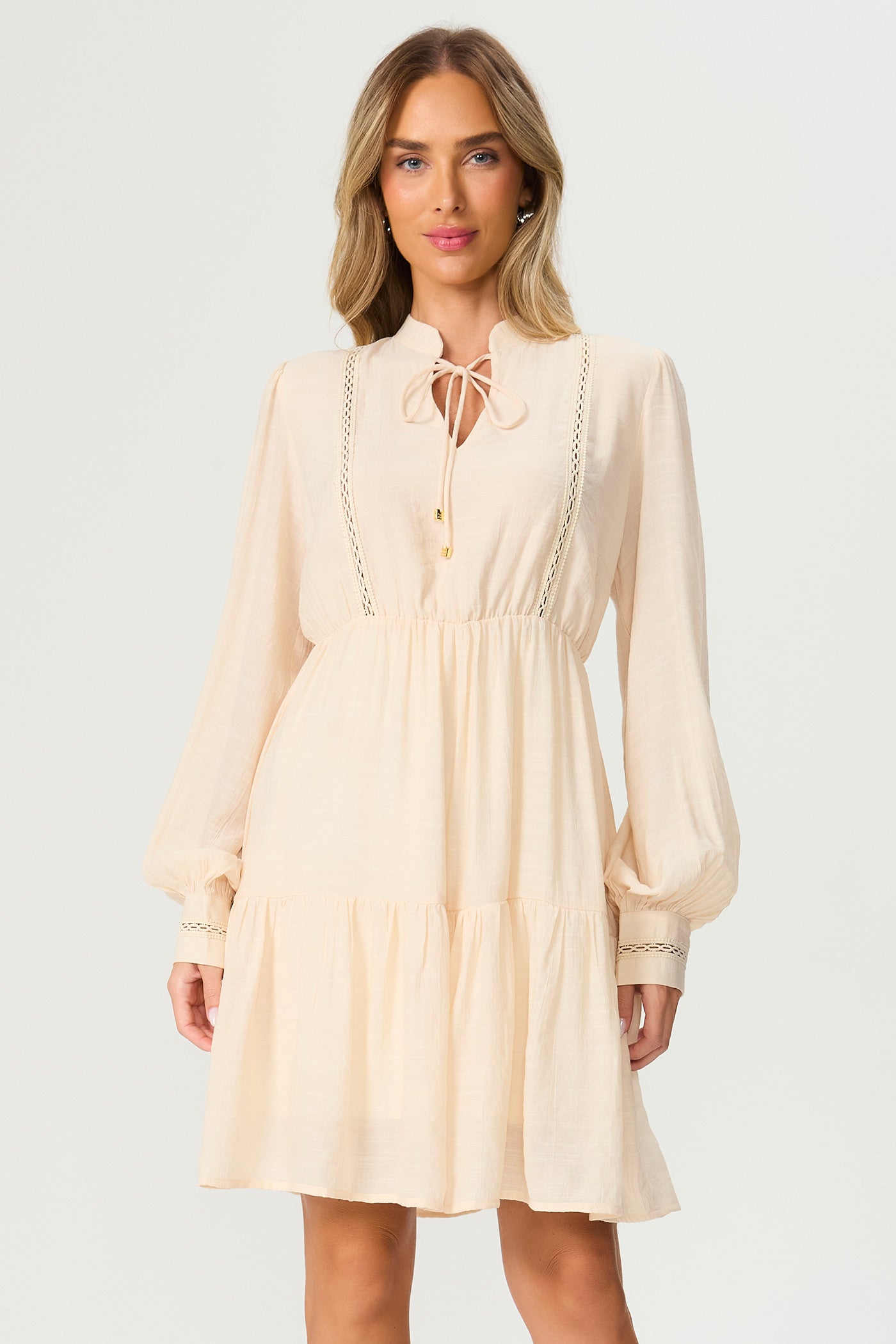 Vestido curto manga longa baunilha Fato Básico