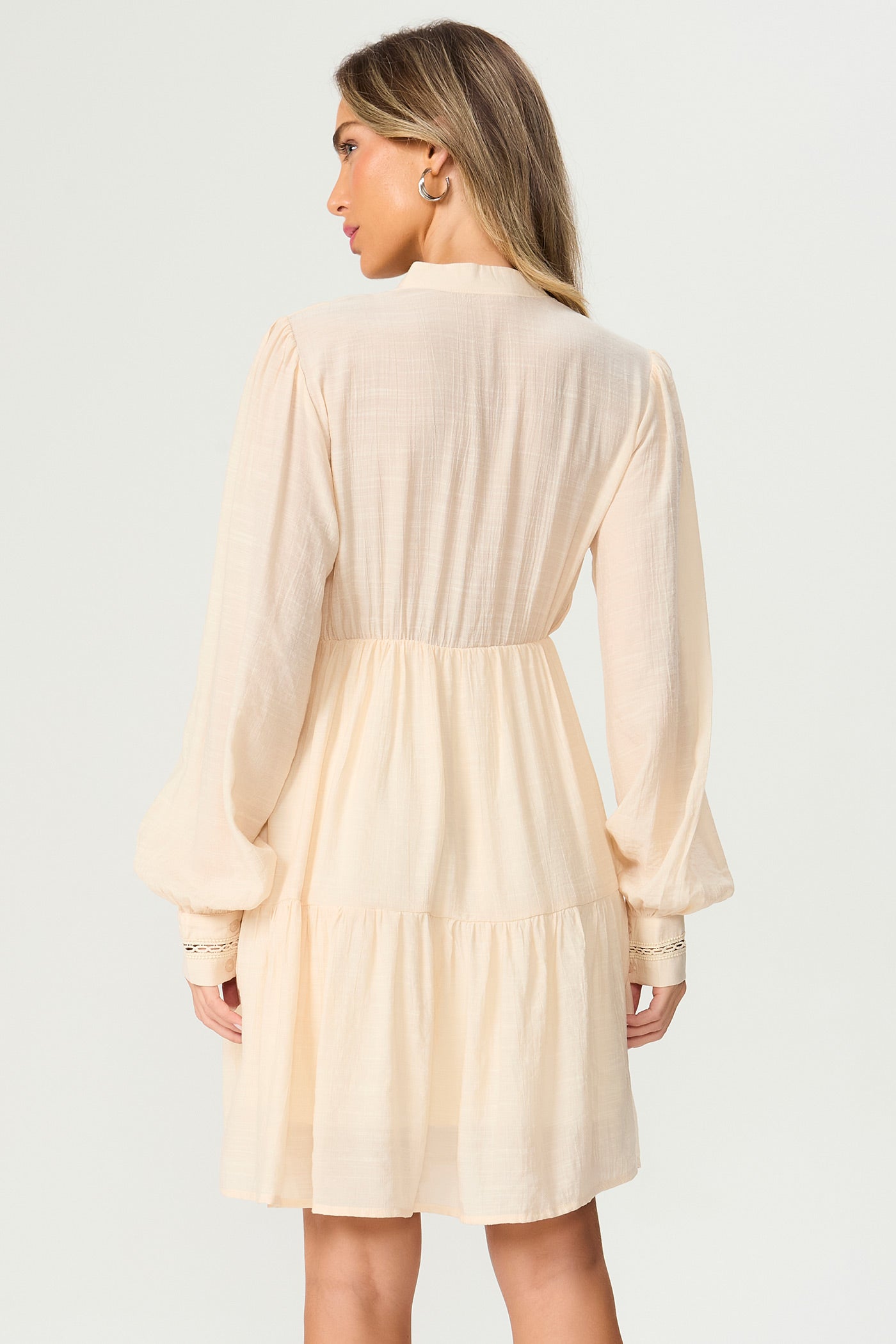 Vestido curto manga longa baunilha Fato Básico