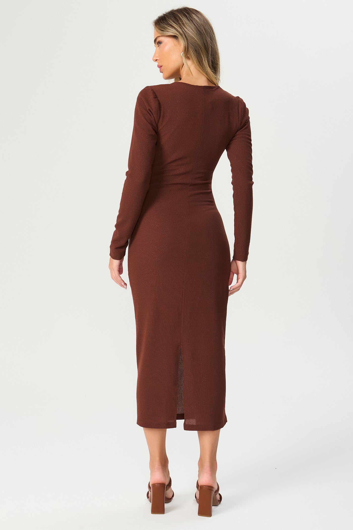 Vestido decote assimétrico marrom Fato Básico