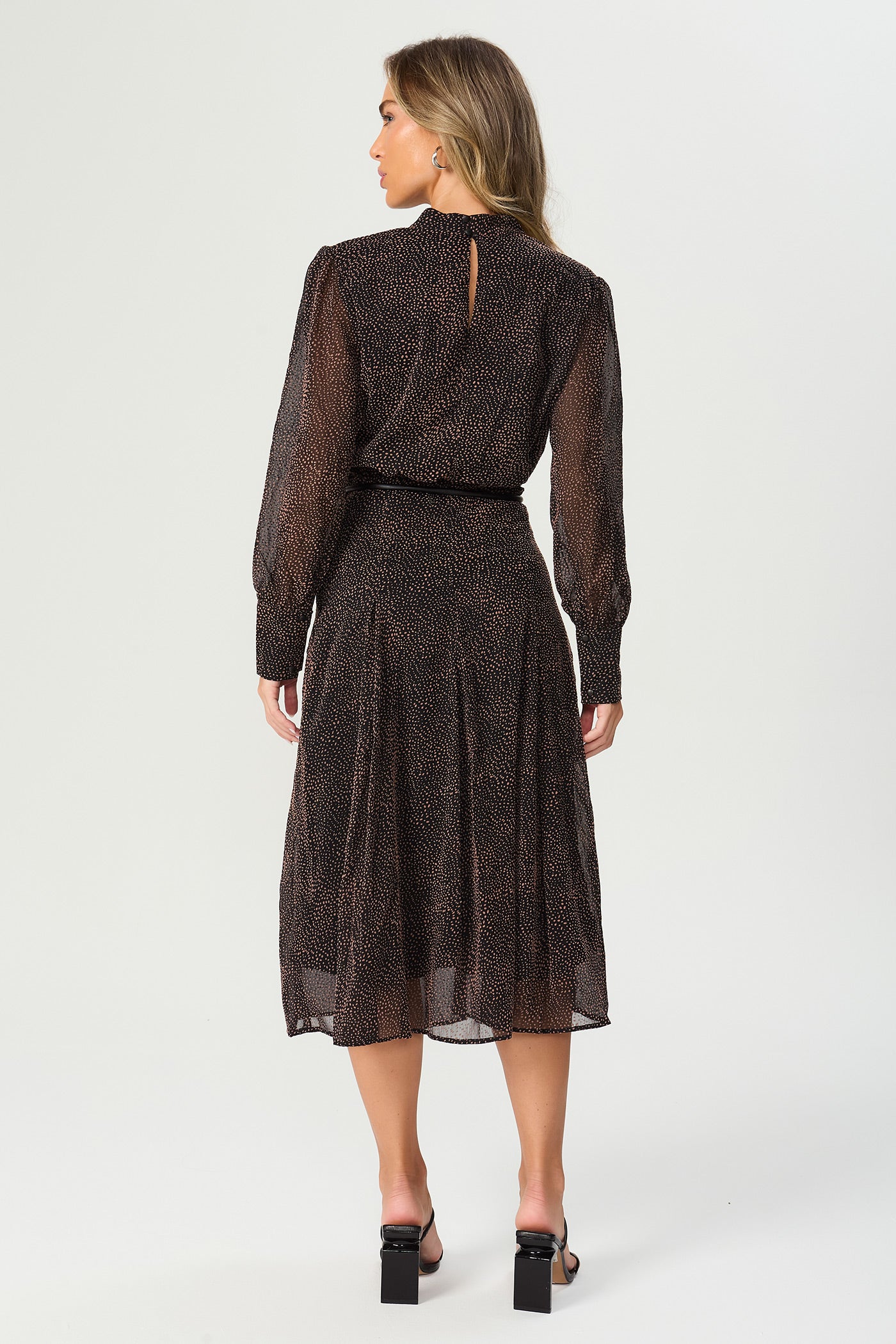 Vestido midi texturizado preto Fato Básico