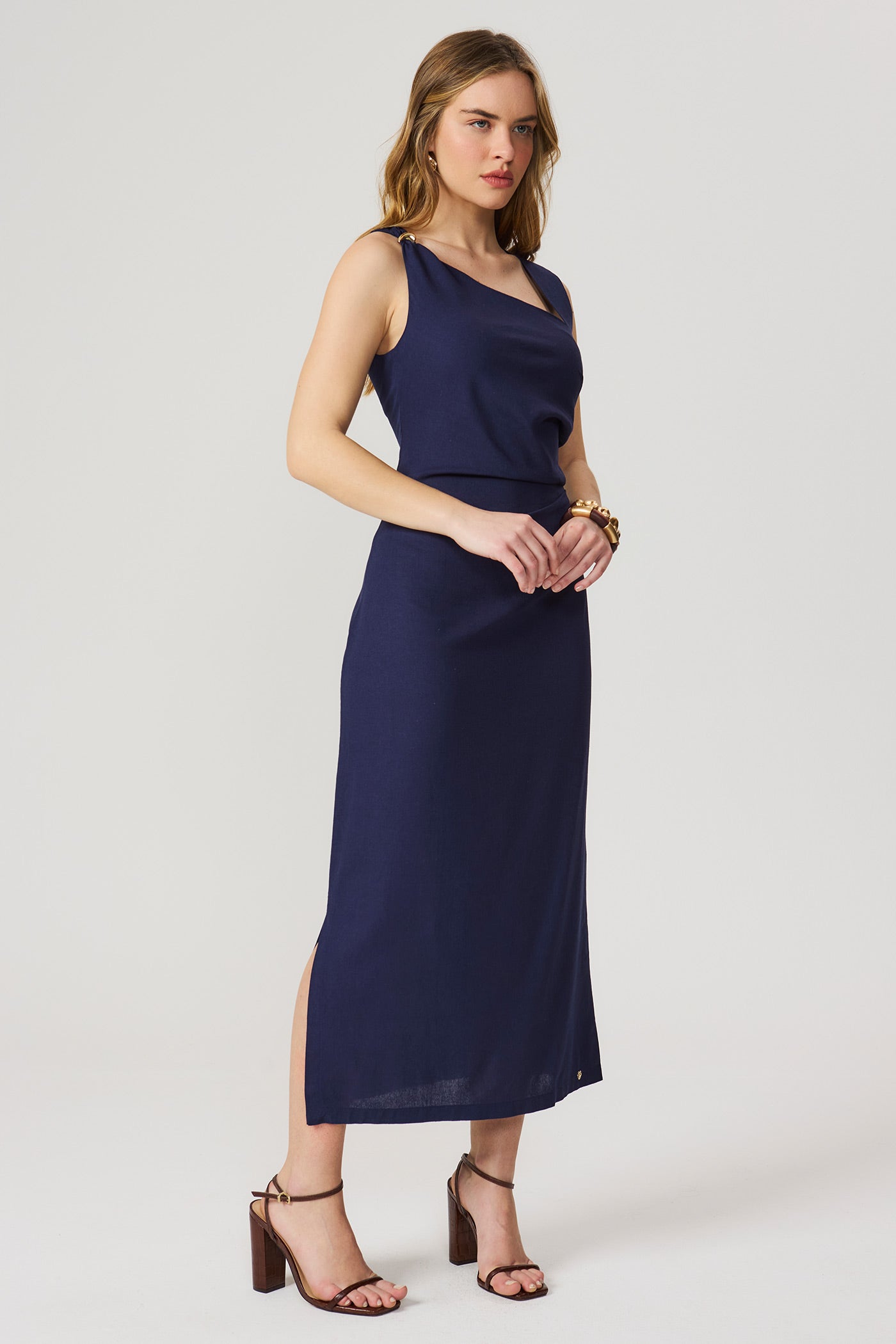 Vestido linho decote assimétrico marinho Fato Básico