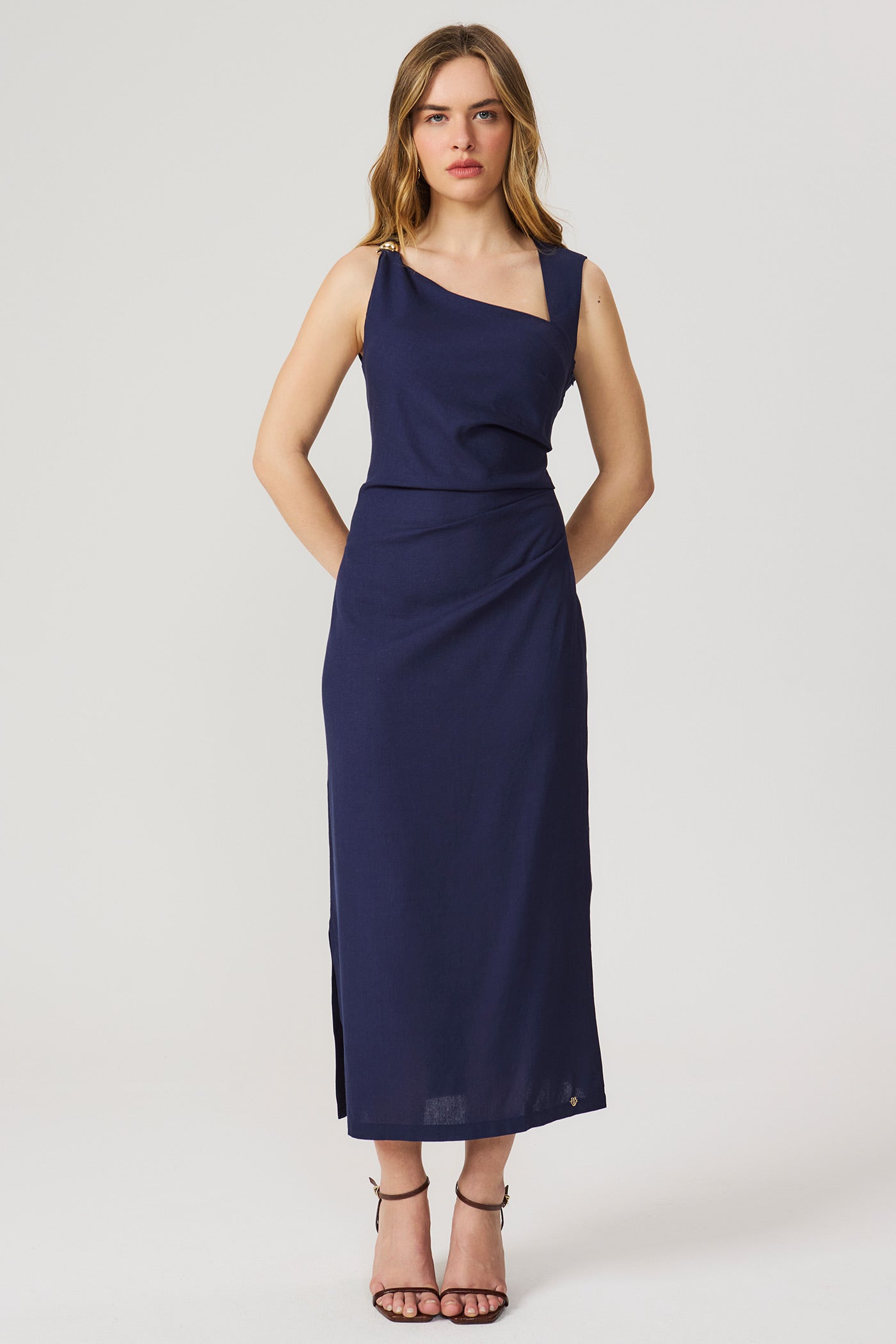 Vestido linho decote assimétrico marinho Fato Básico