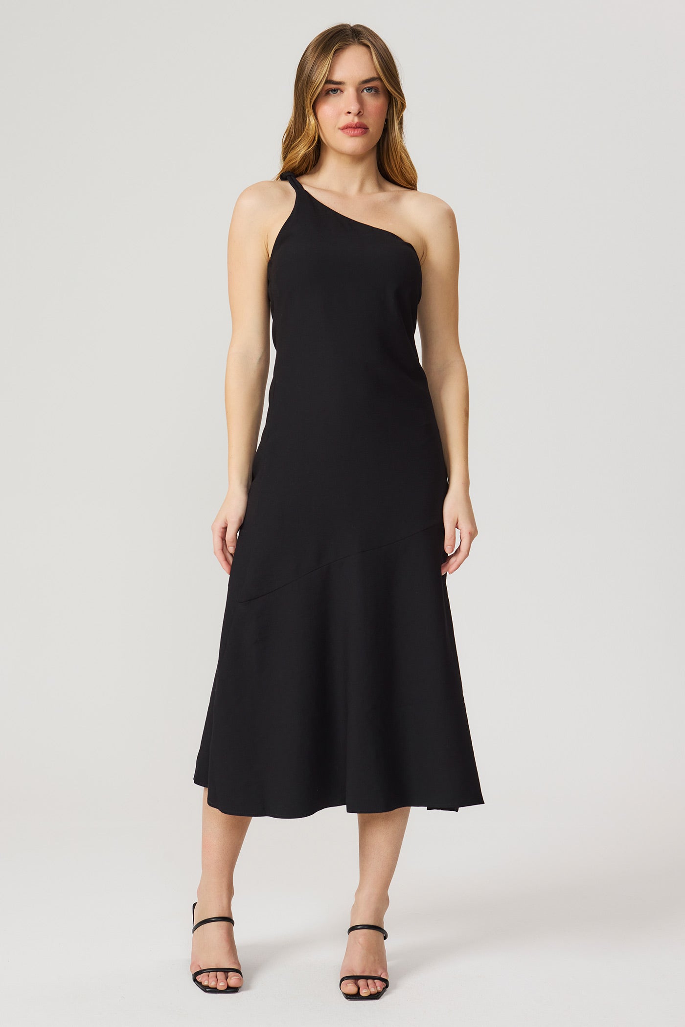 Vestido preto linho assimétrico Fato Básico