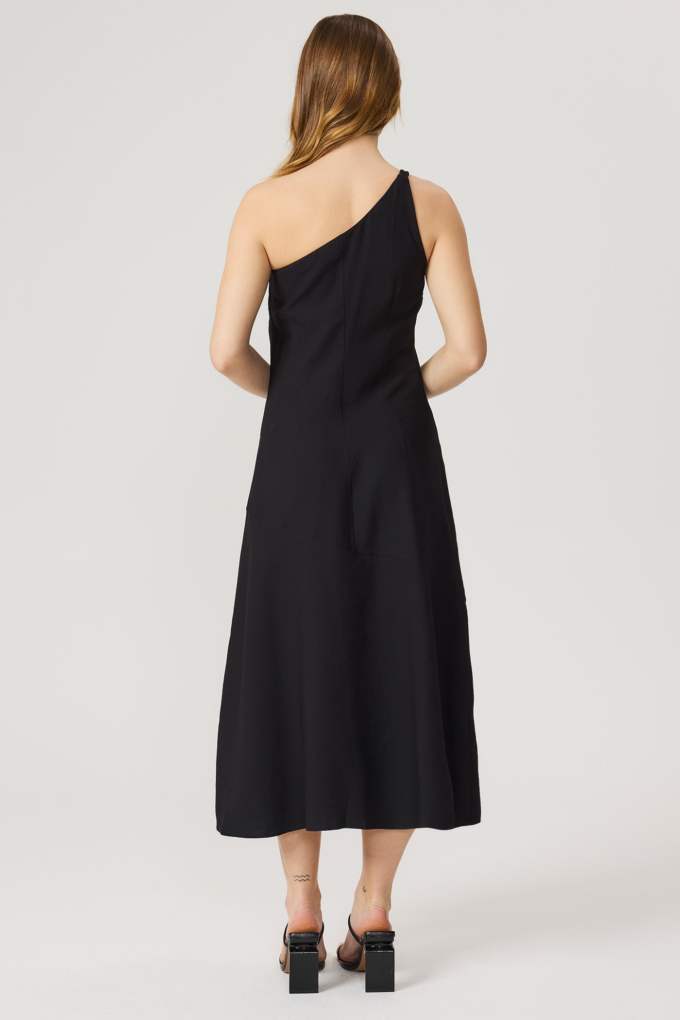 Vestido preto linho assimétrico Fato Básico