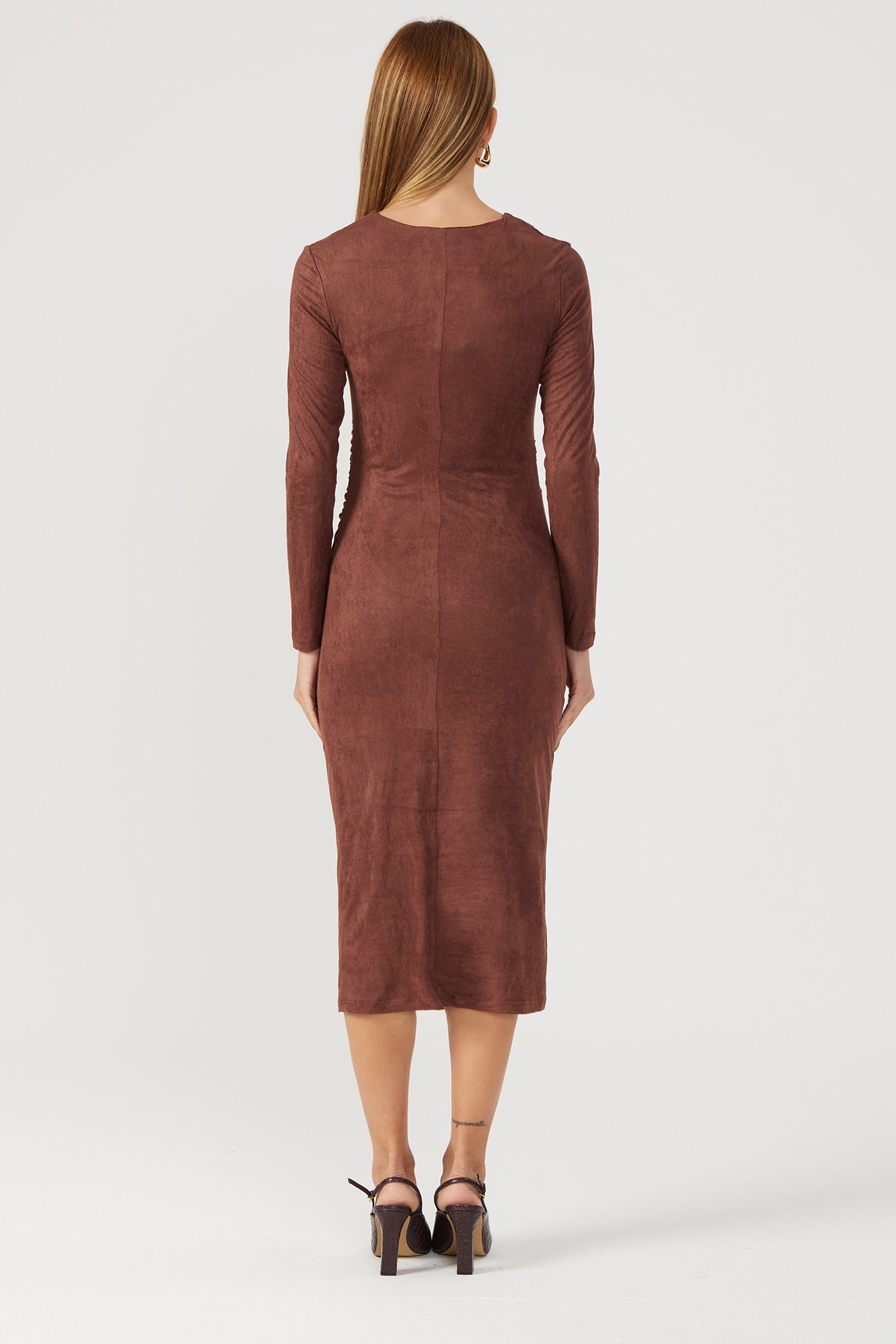 Vestido midi suede marrom Fato Básico