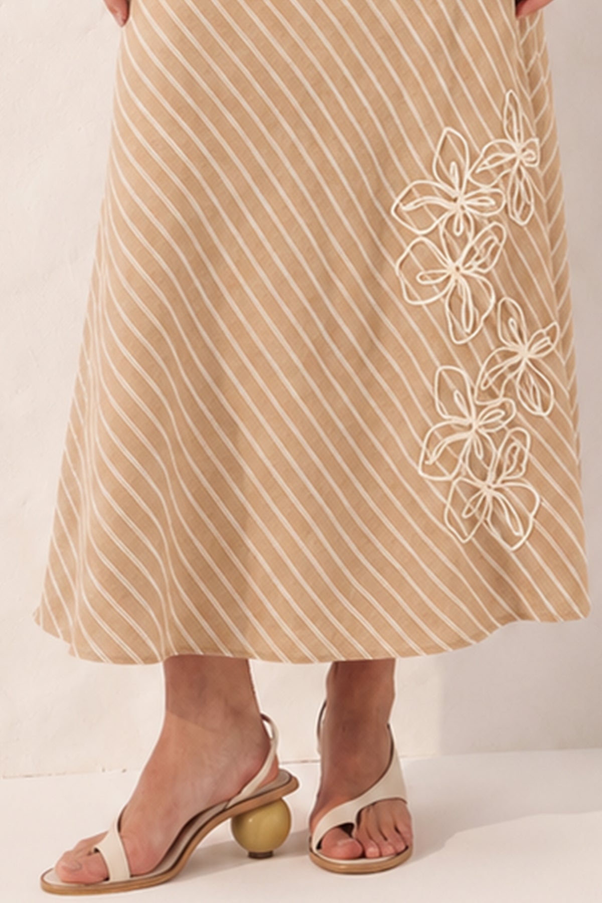 Vestido sem mangas listrado bordado Fato Básico