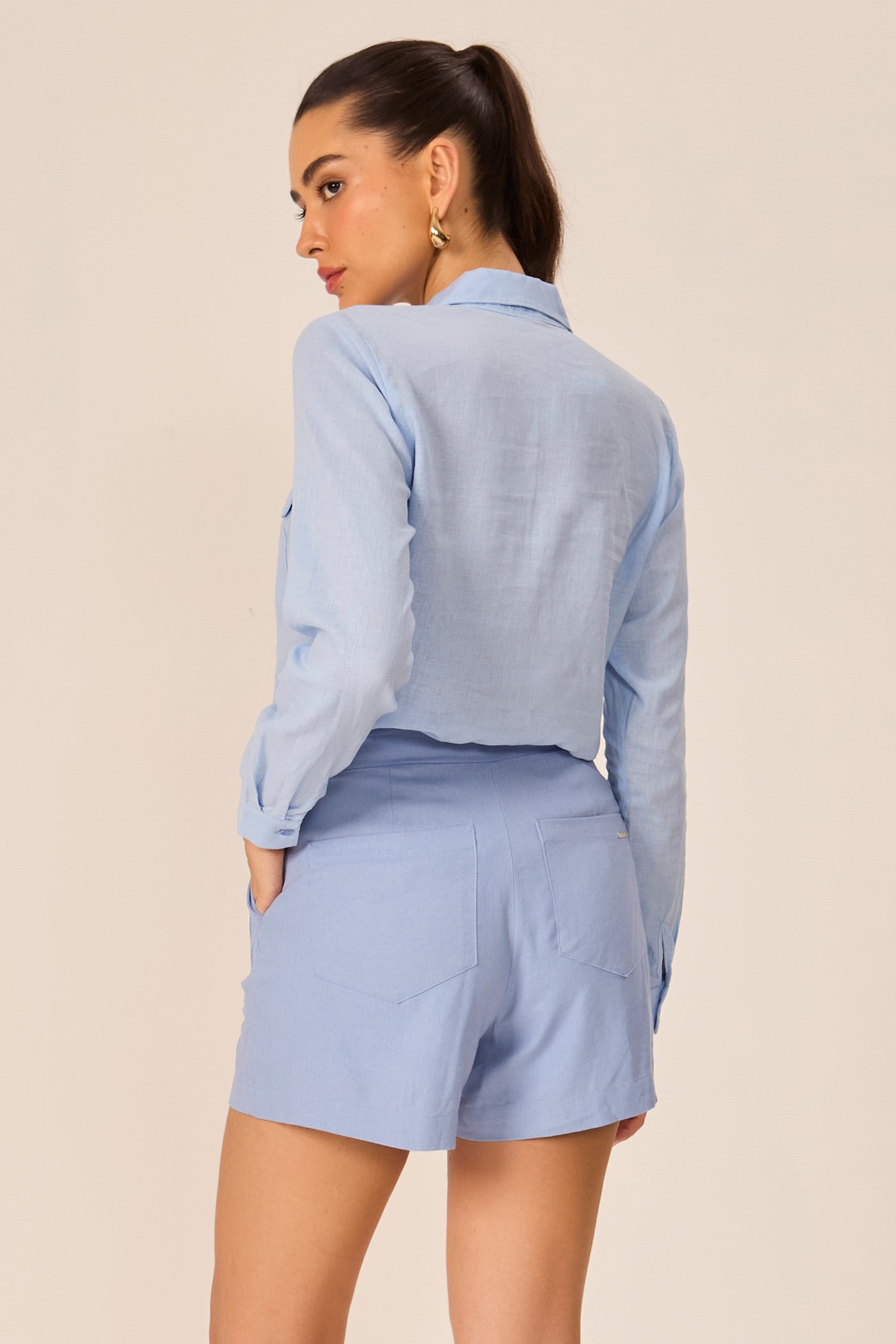 Shorts linho bordado azul Fato Básico