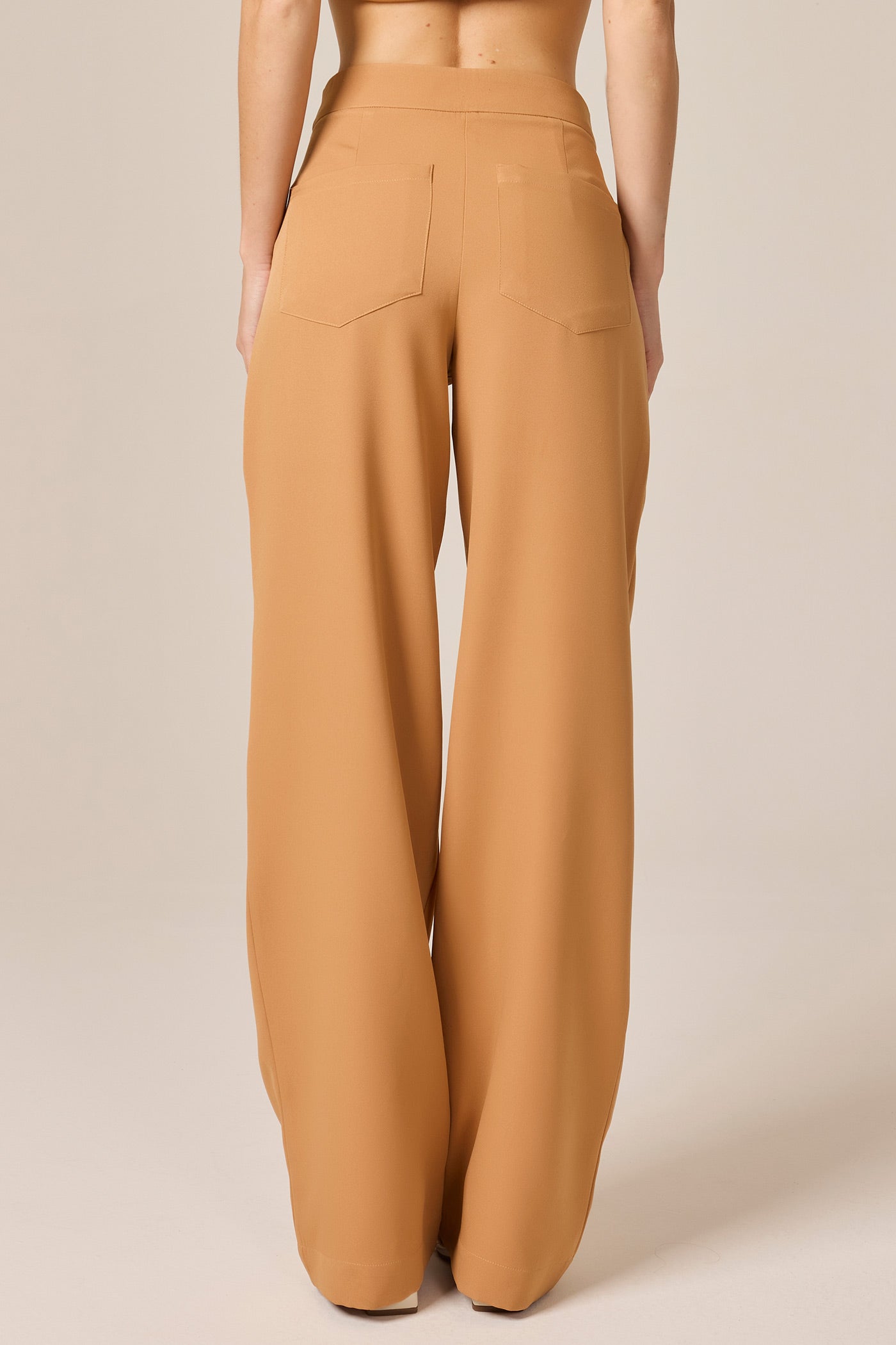 Calca alfaiataria wide com bolsos caramelo Fato Básico