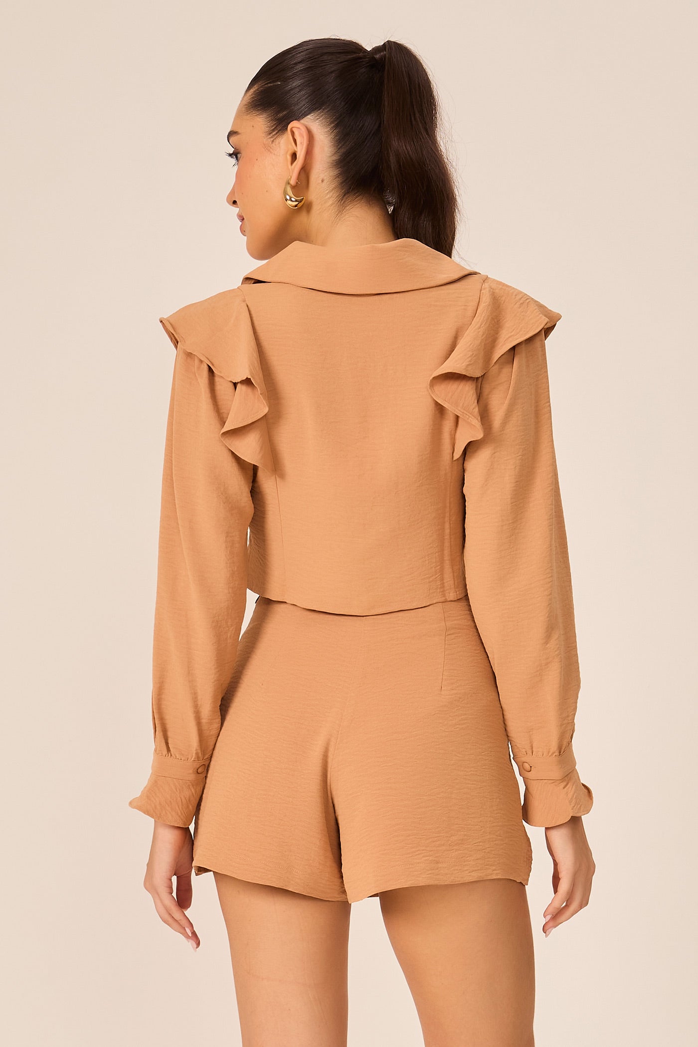 Short-saia com pregas caramelo Fato Básico