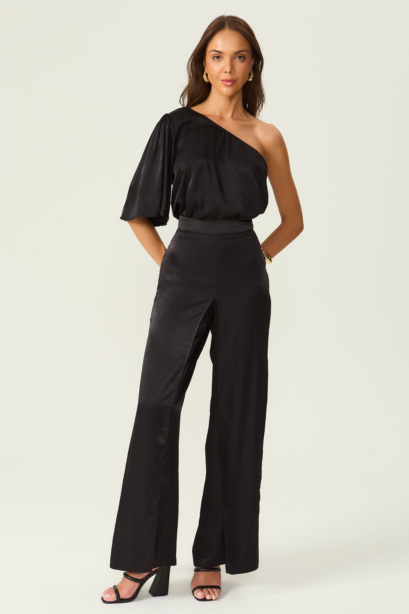 Calça pantalona acetinada com recorte preta Fato Básico
