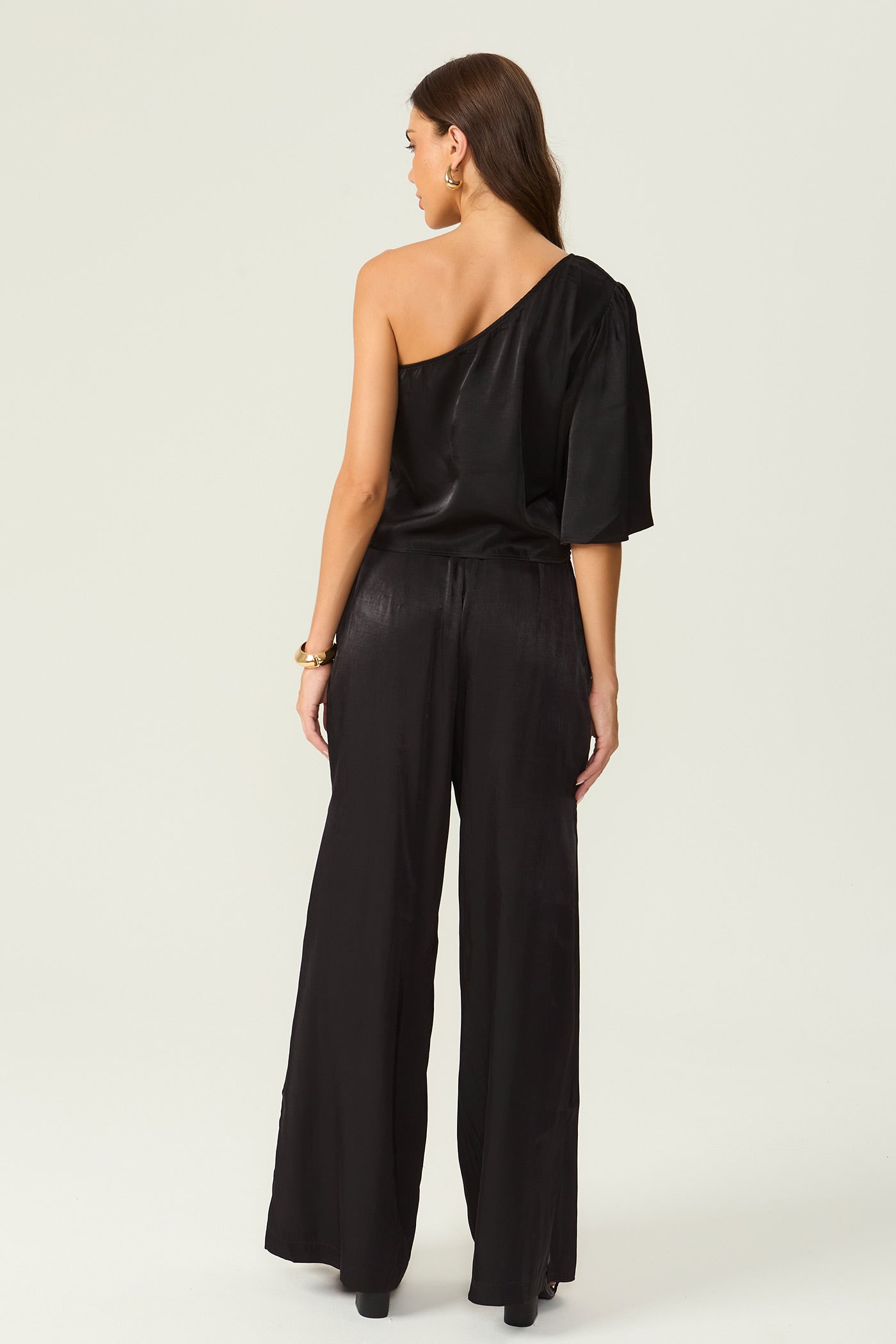 Calça pantalona acetinada com recorte preta Fato Básico