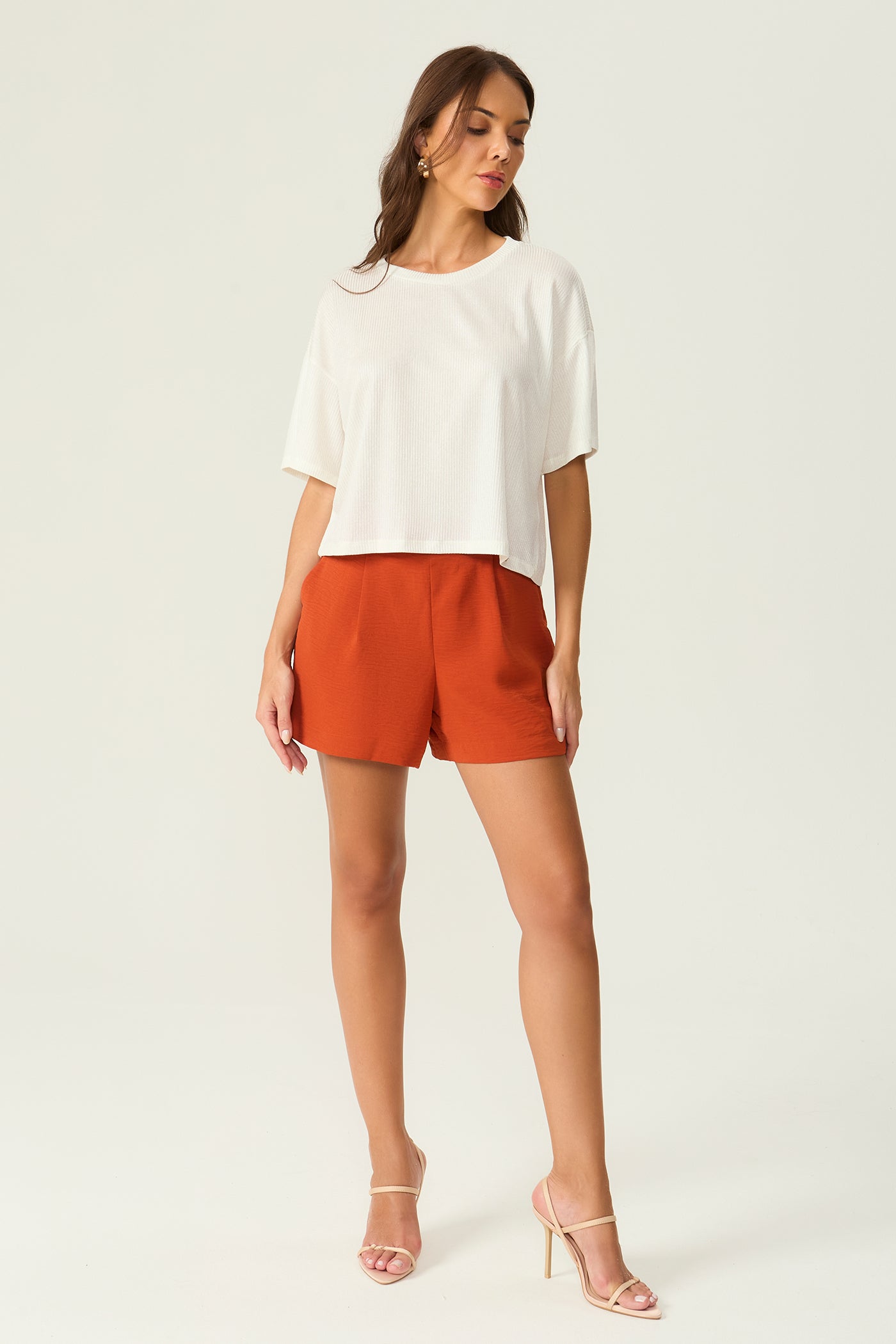 Shorts com pregas laranja Fato Básico