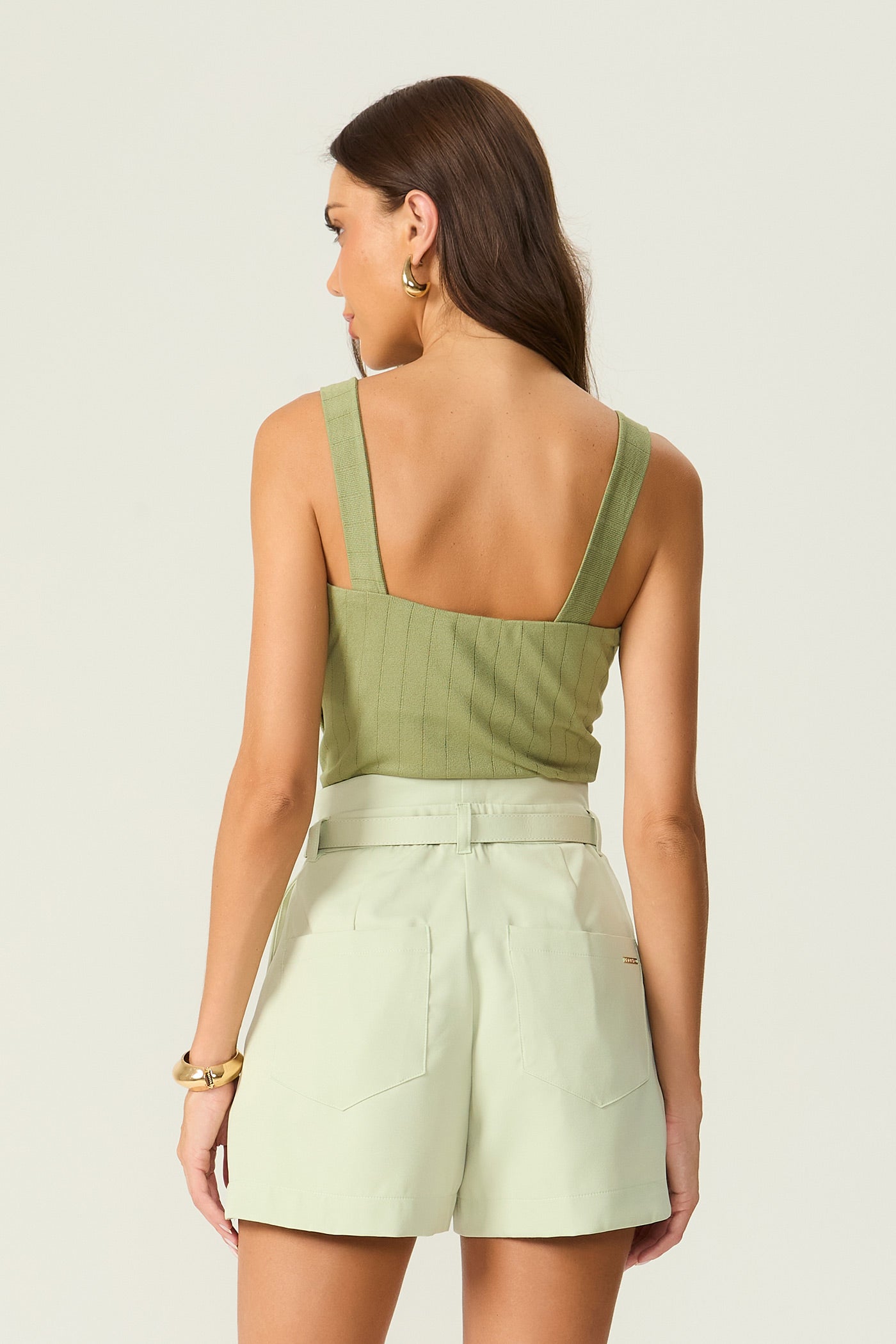 Shorts alfaiataria com cinto verde Fato Básico