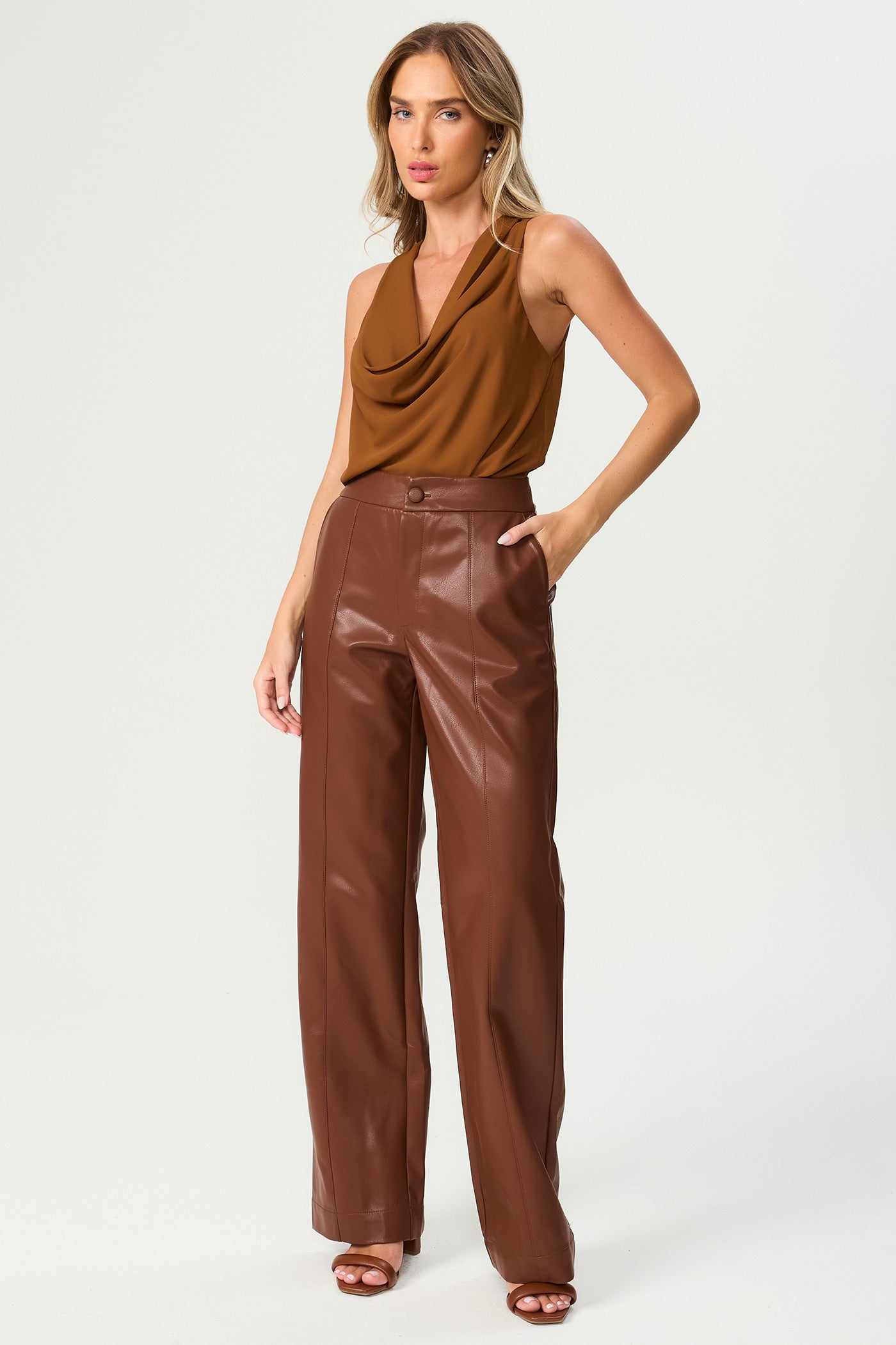 Calça wide couro marrom Fato Básico