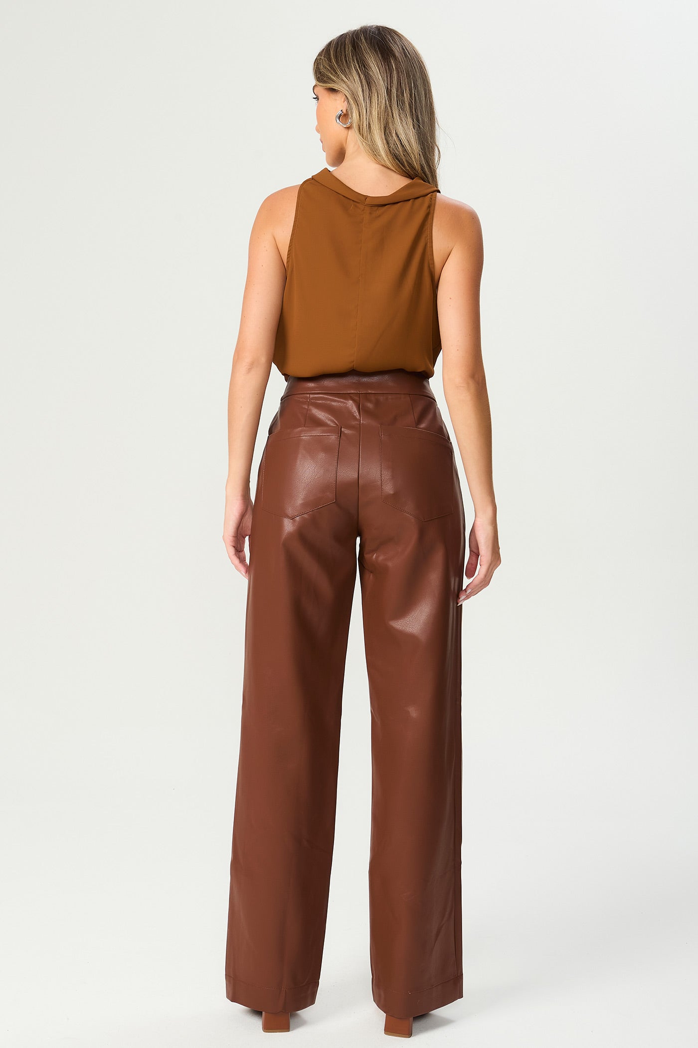 Calça wide couro marrom Fato Básico