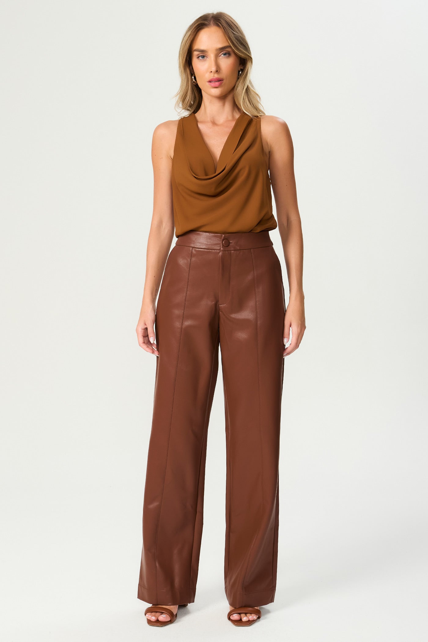 Calça wide couro marrom Fato Básico