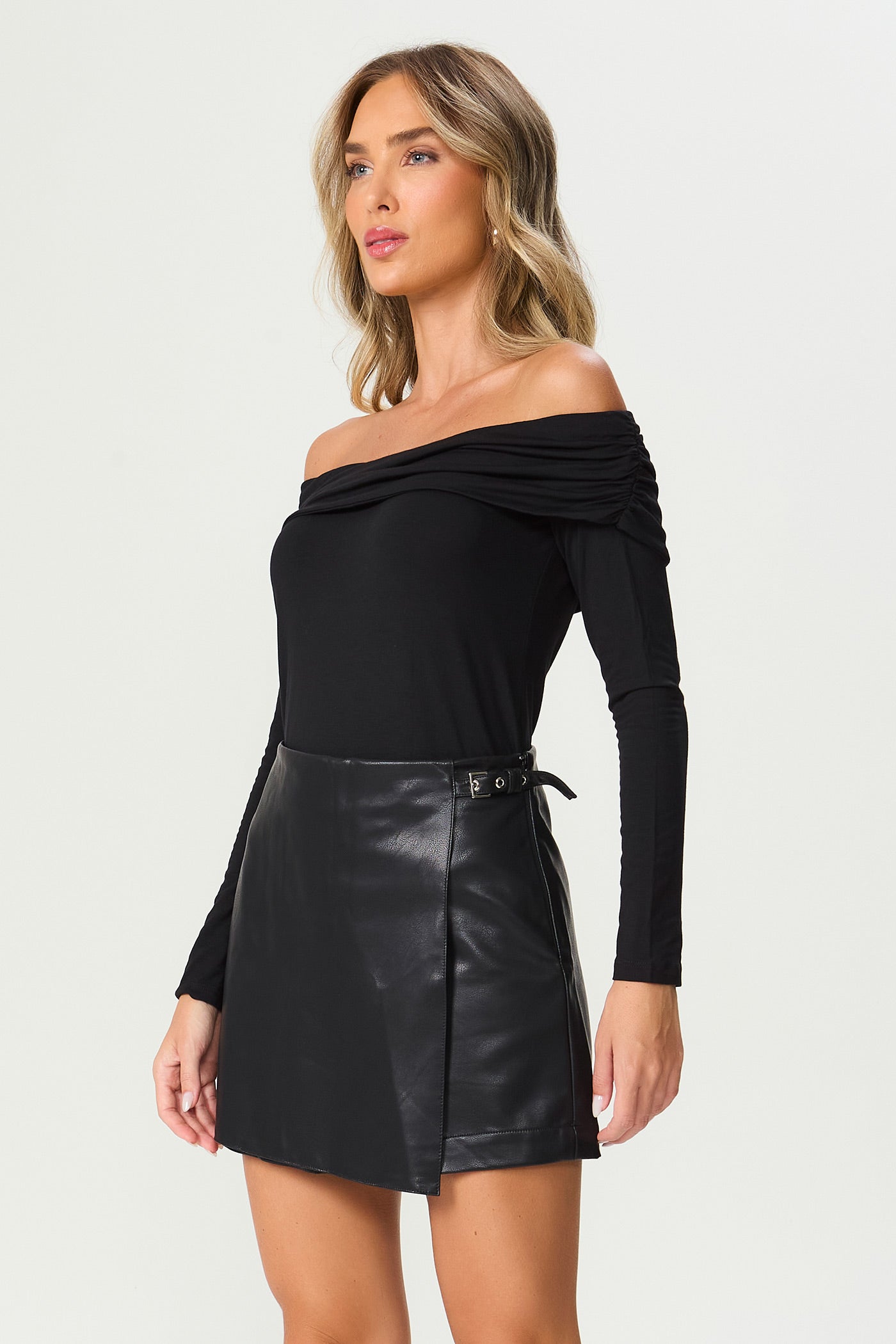 Shorts-saia em couro com fivela preto Fato Básico