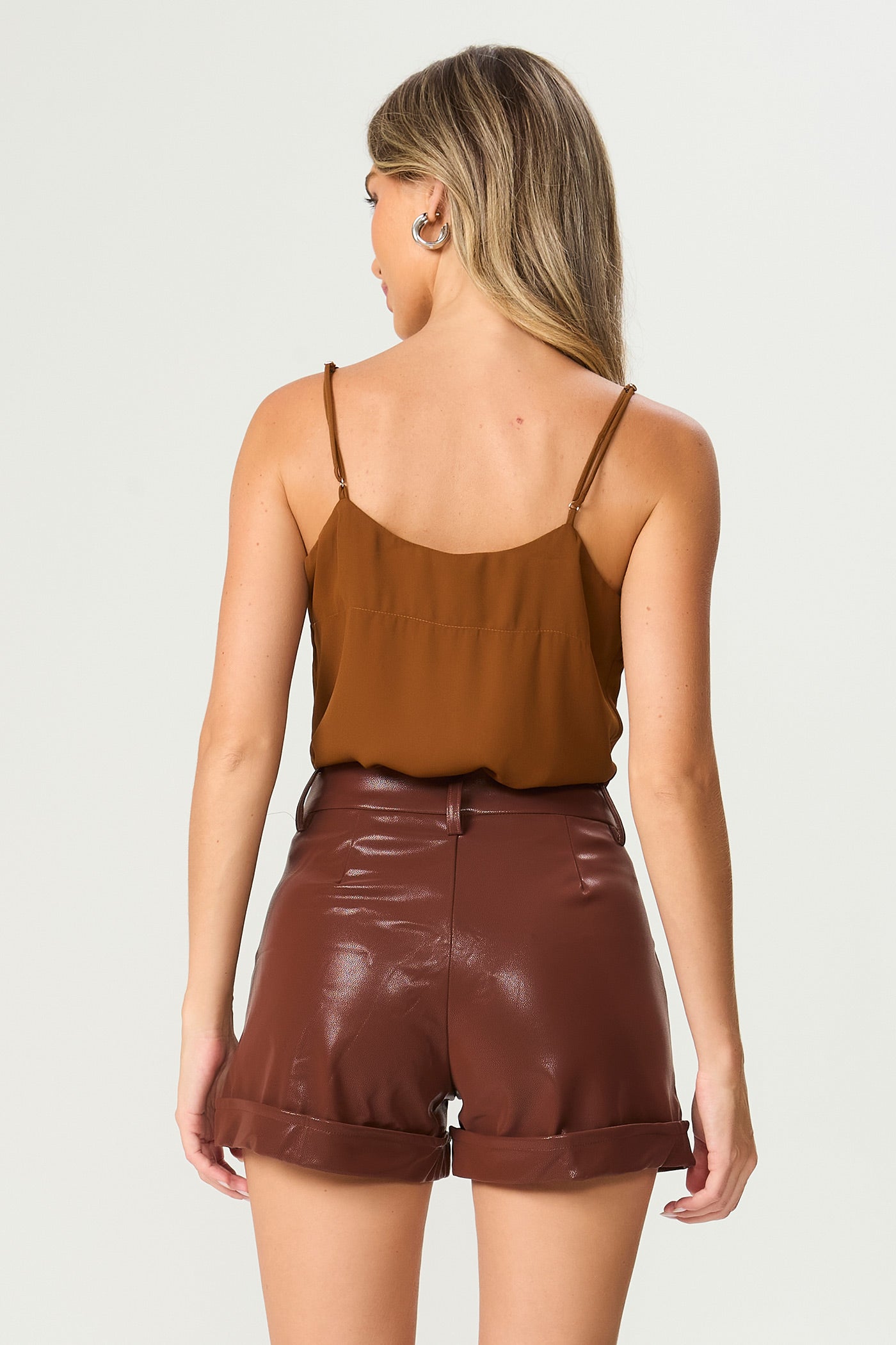 Shorts de couro brilho marrom Fato Básico