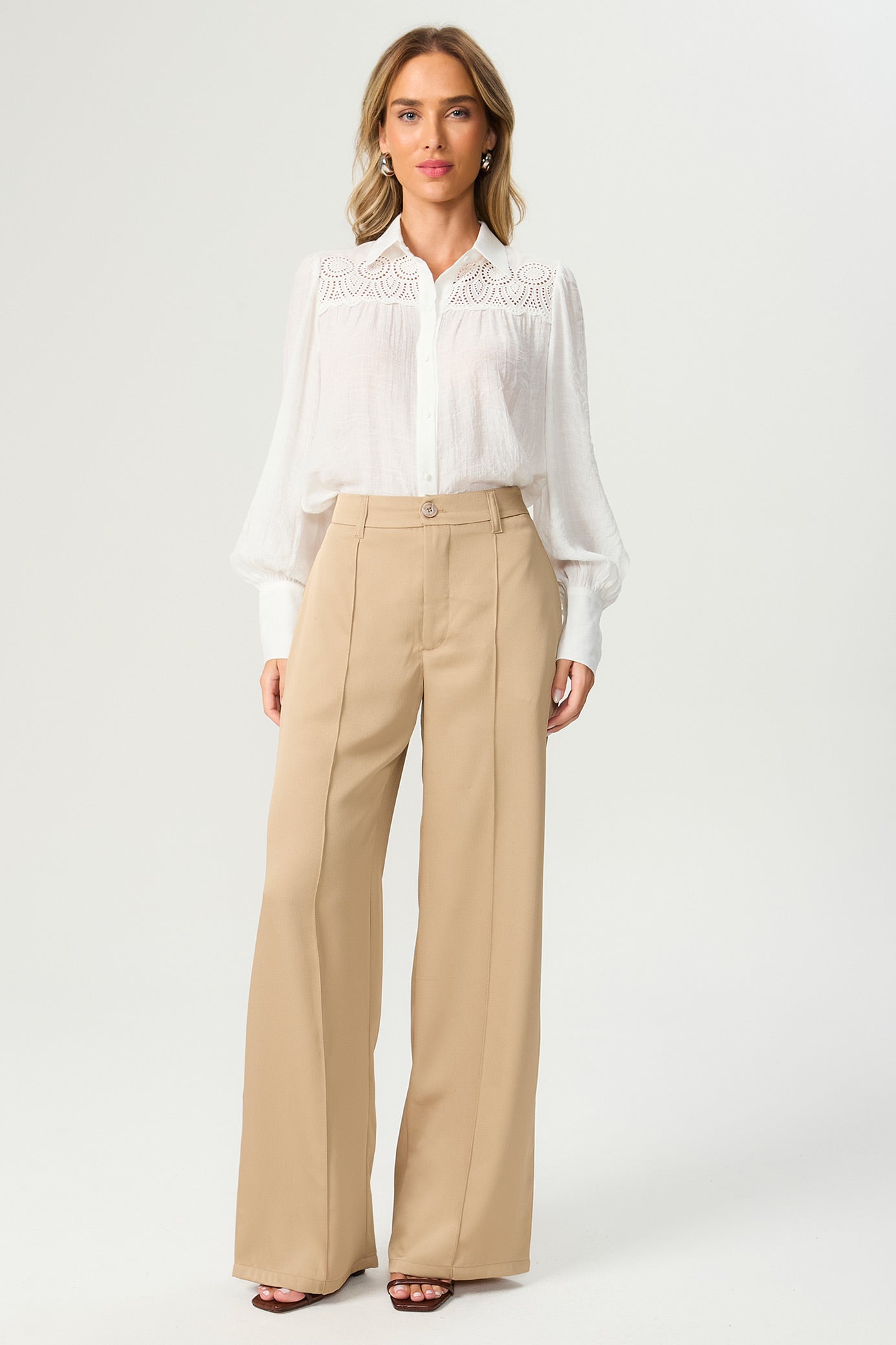 Calça pantalona acetinada bege Fato Básico