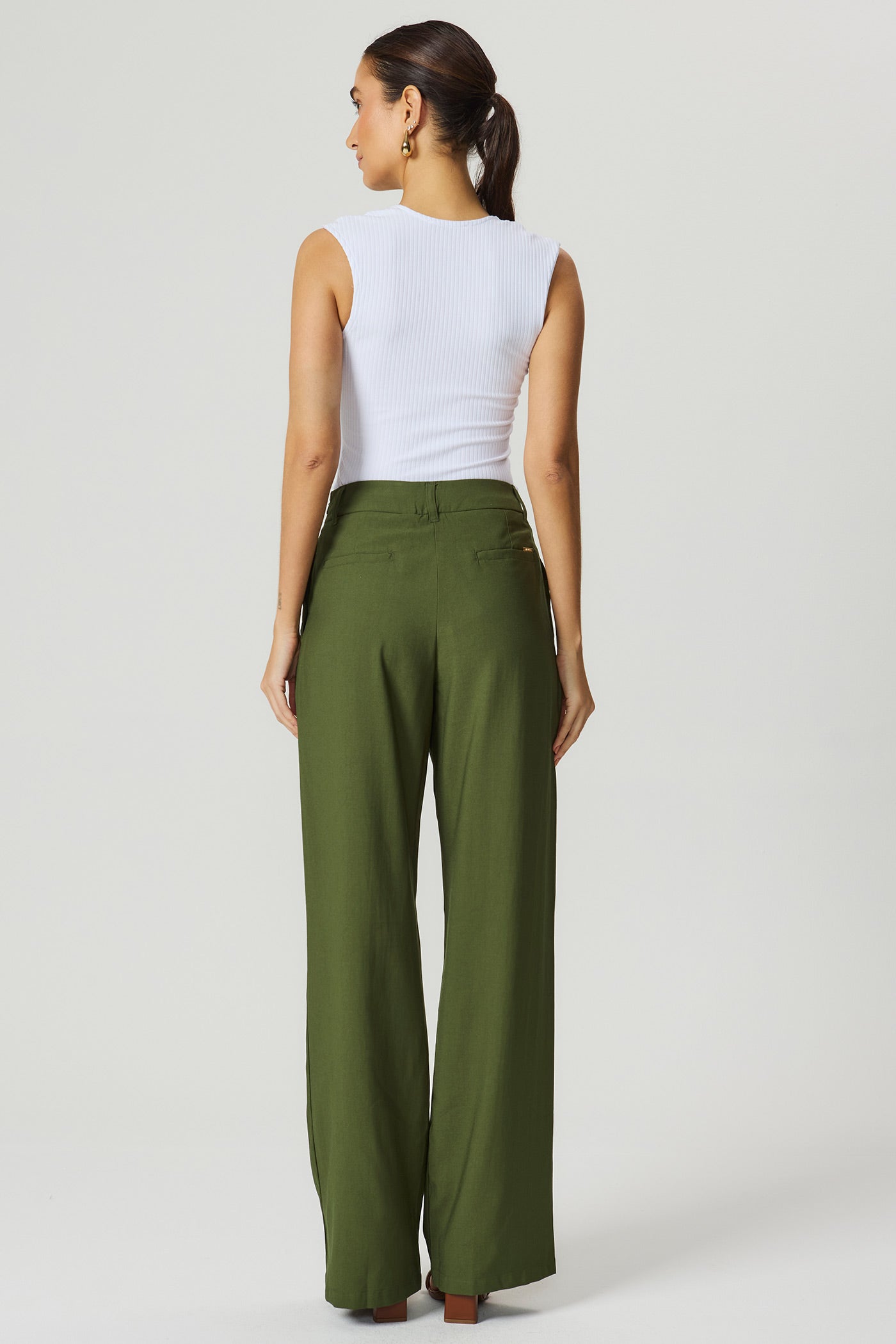 Calça com pregas oliva Fato Básico