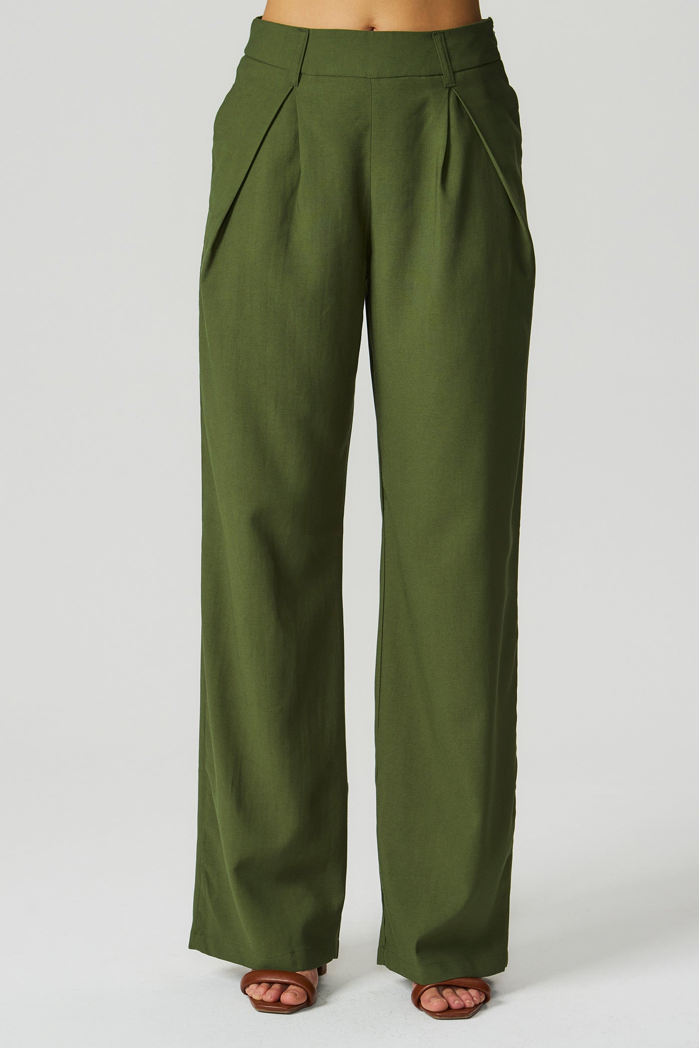 Calça com pregas oliva Fato Básico