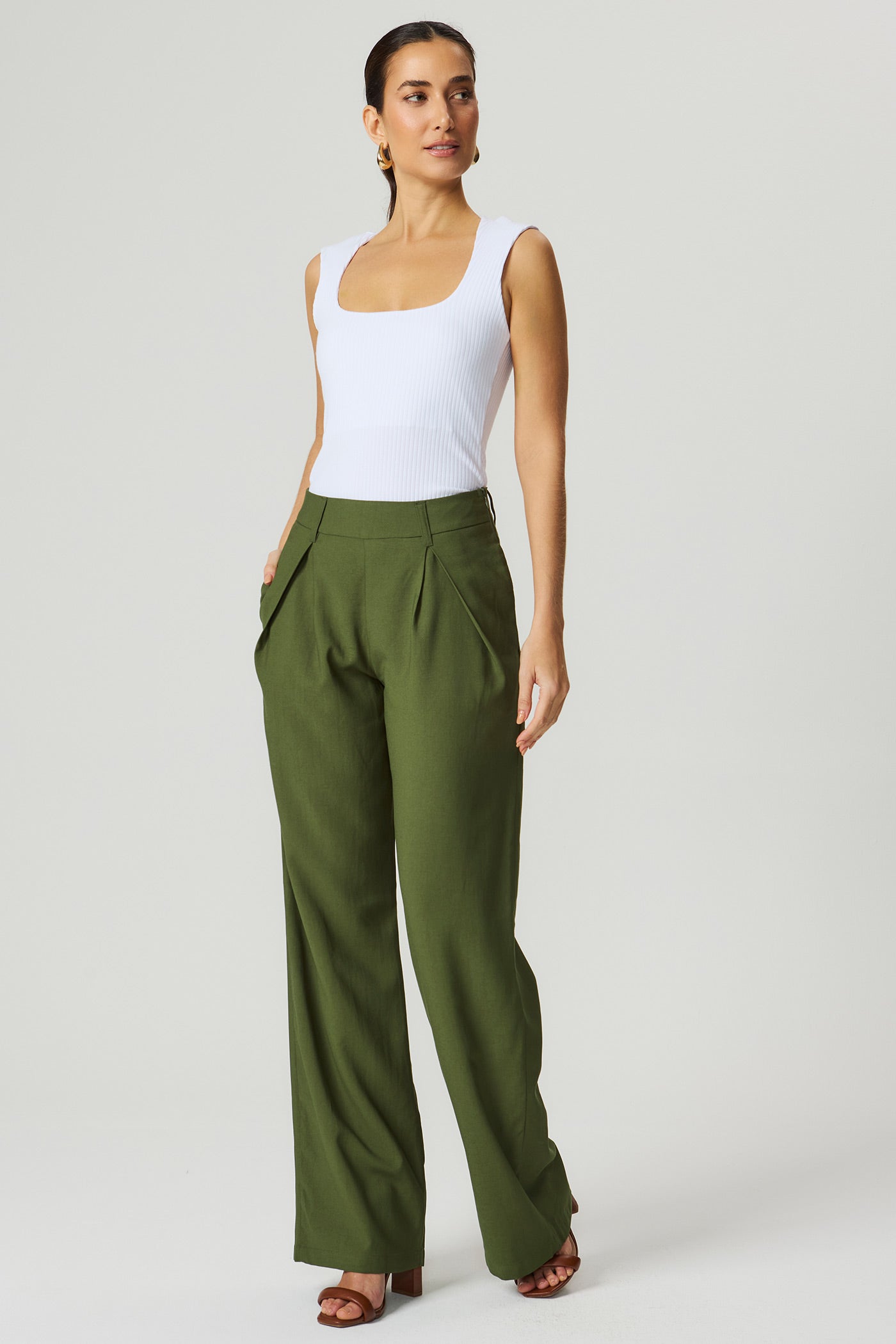 Calça com pregas oliva Fato Básico