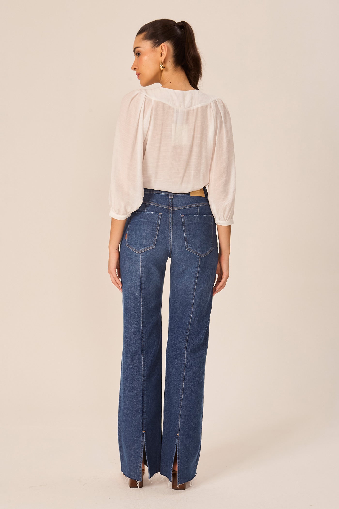 Calça jeans wide leg com recorte Fato Básico