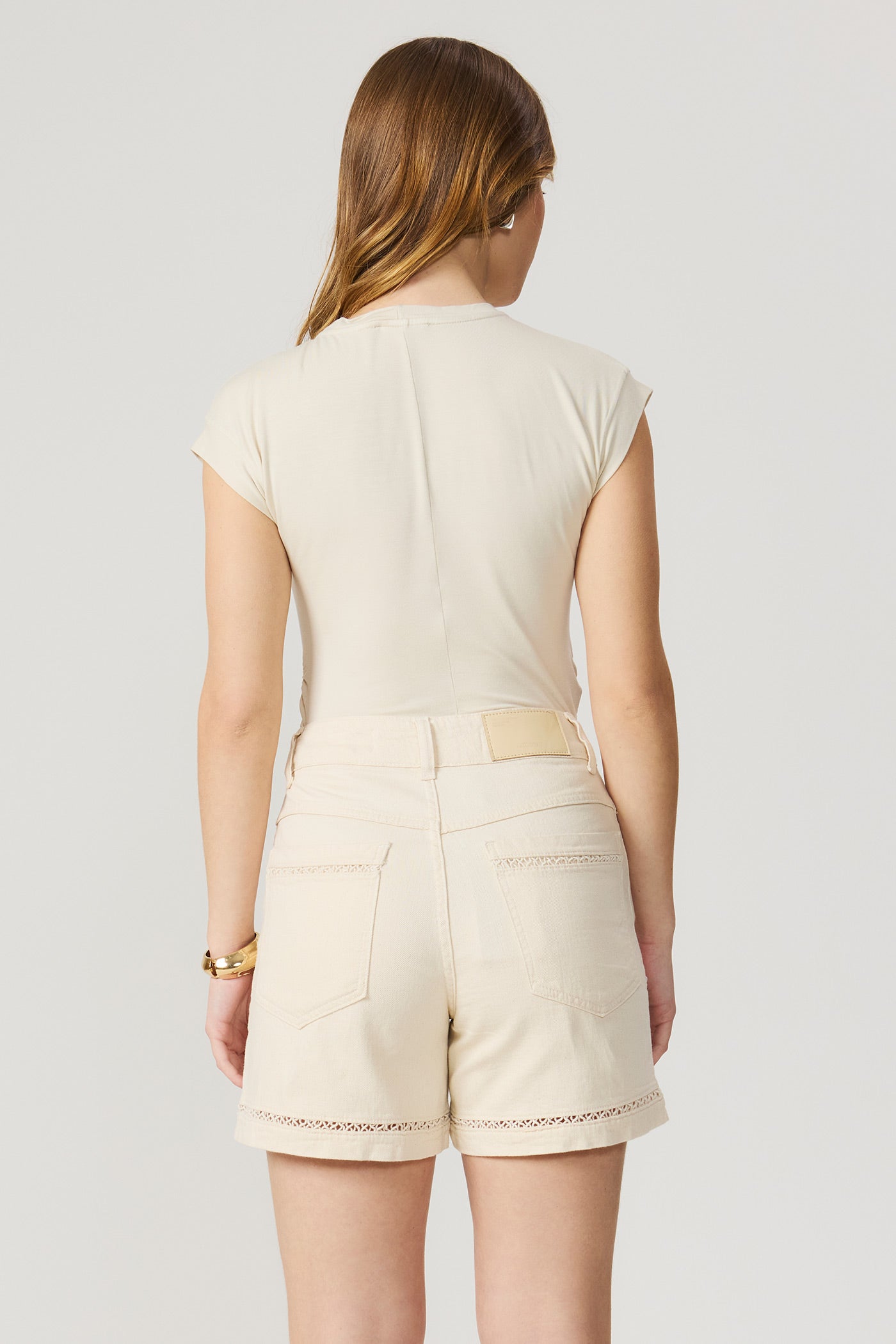 Shorts perfecto com entremeio sarja natural Fato Básico