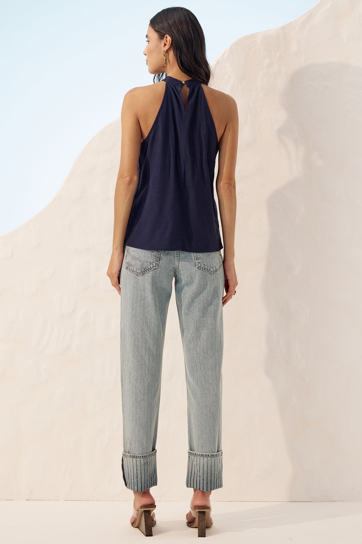 Calça jeans reta denim textura barra dobrada Fato Básico