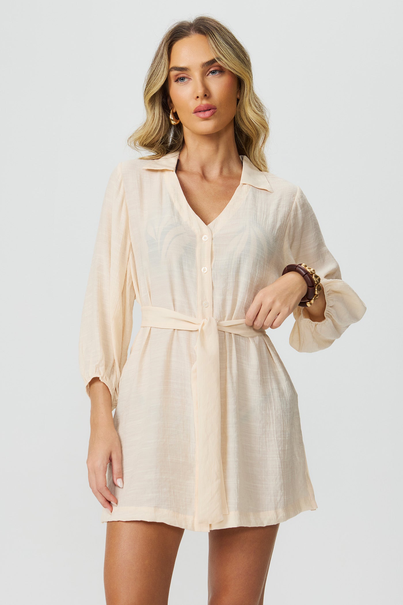 Saída de praia baunilha detalhe amarração Fato Básico