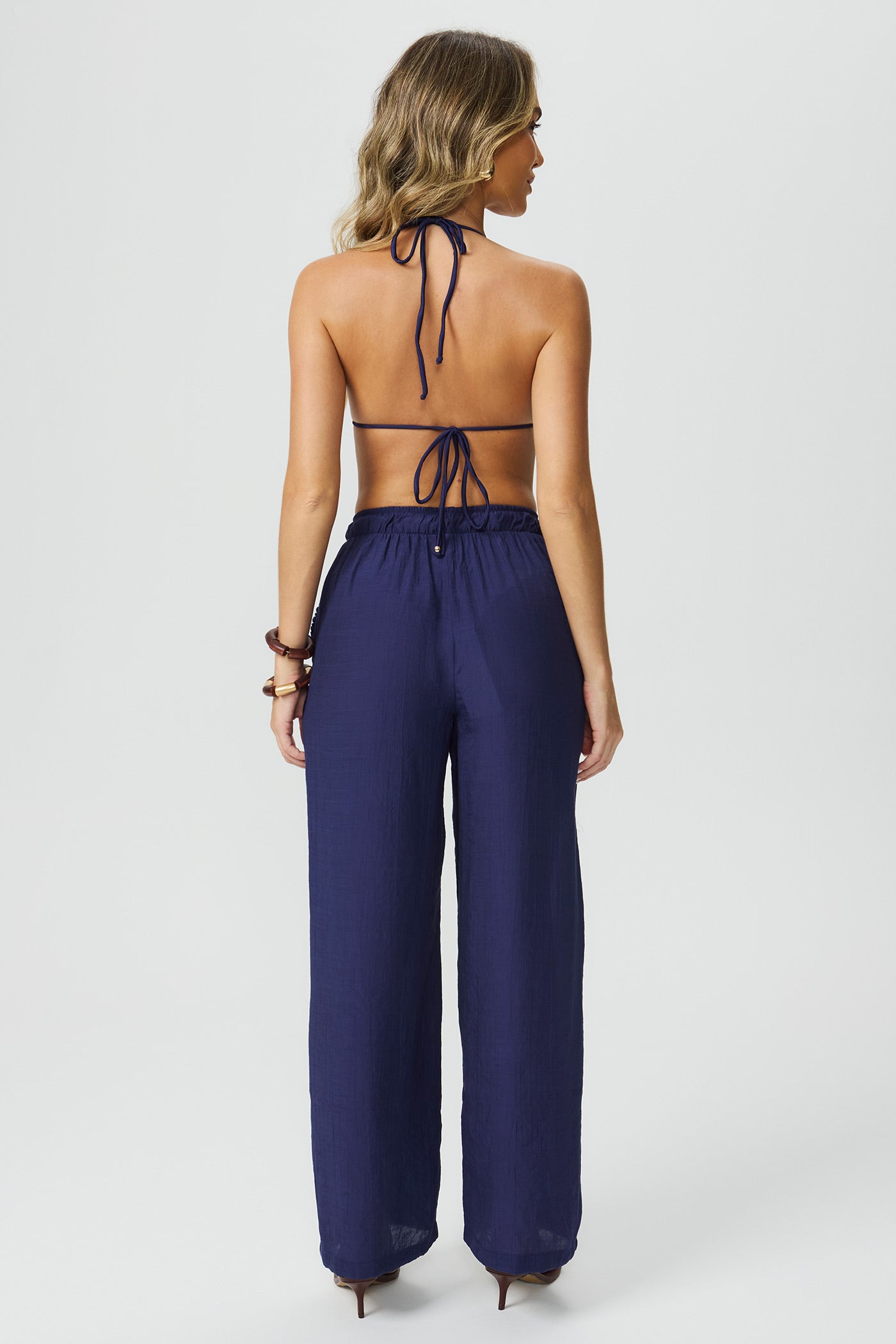 Calça azul com bolso e detalhe em renda Fato Básico