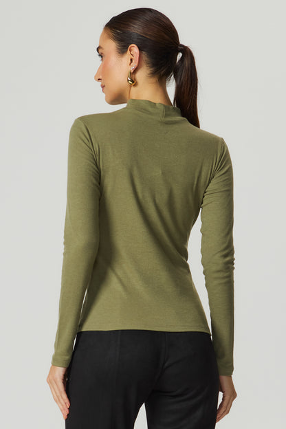 Blusa canelada gola alta oliva Fato Básico