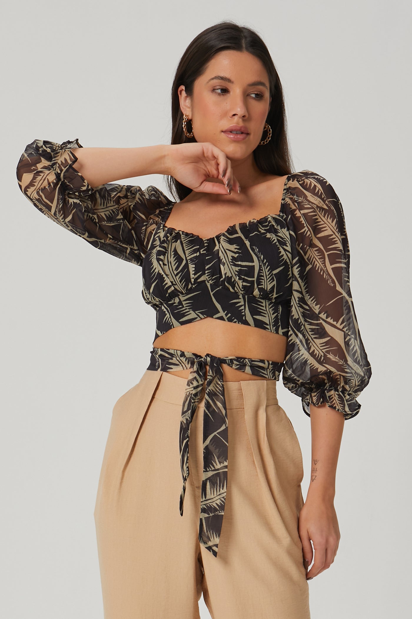 Blusa estampada cropped transpasse preto Fato Básico - FATO BÁSICO