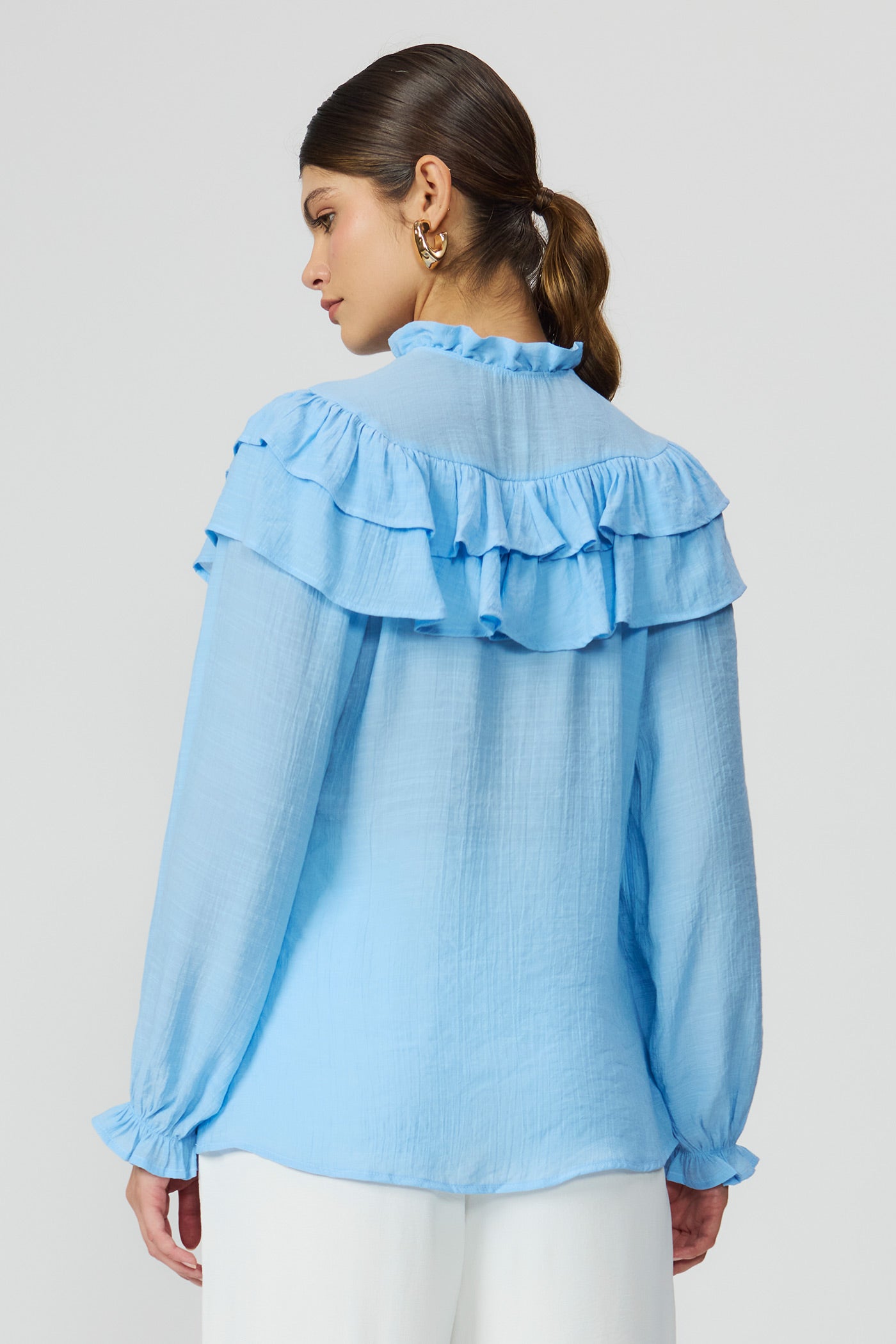 Blusa azul feminina com babados e manga longa Fato Básico