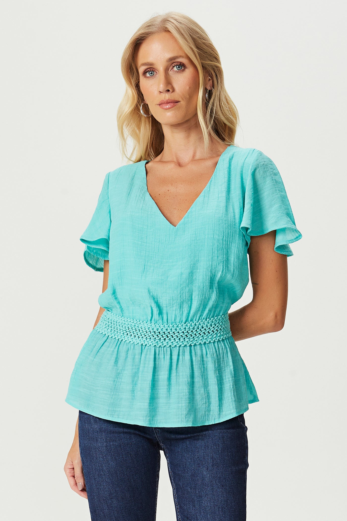 Blusa decote V macramê azul Fato Básico - FATO BÁSICO