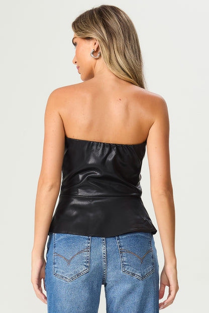 Blusa sem alça couro assimétrica preto Fato Básico