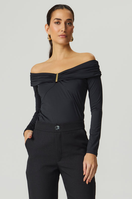blusa feminina ombro a ombro com mangas longas e detalhe de passante preto | Fato Básico