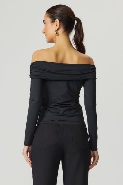 blusa feminina ombro a ombro com mangas longas e detalhe de passante preto | Fato Básico