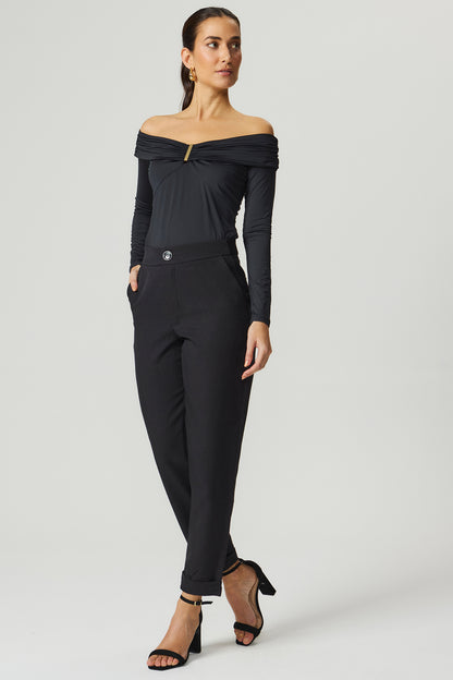 blusa feminina ombro a ombro com mangas longas e detalhe de passante preto | Fato Básico