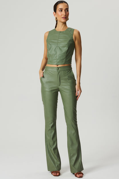Blusa couro sintético recortes verde Fato Básico
